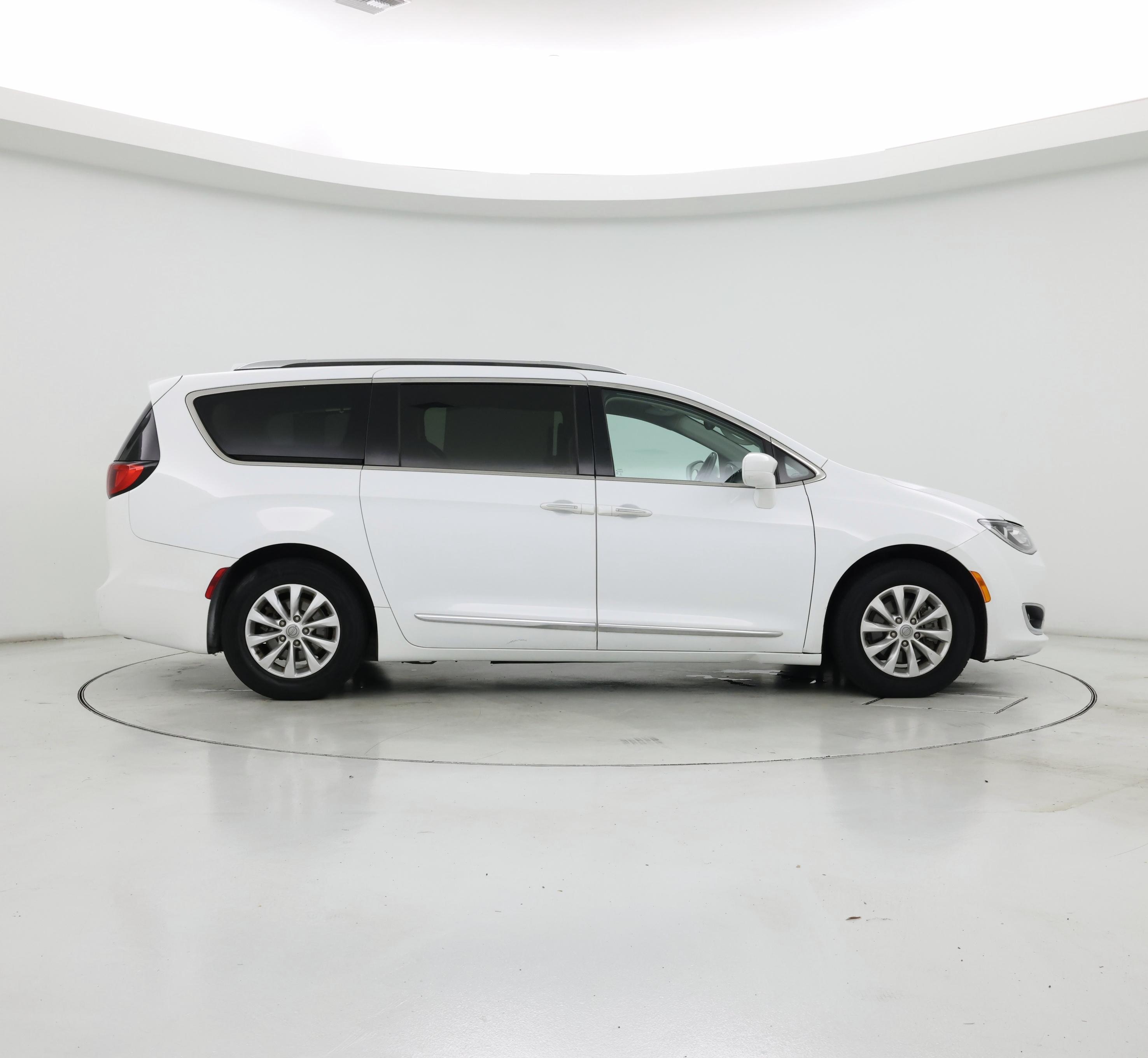 Thumbnail: 2018 Chrysler Pacifica - 7