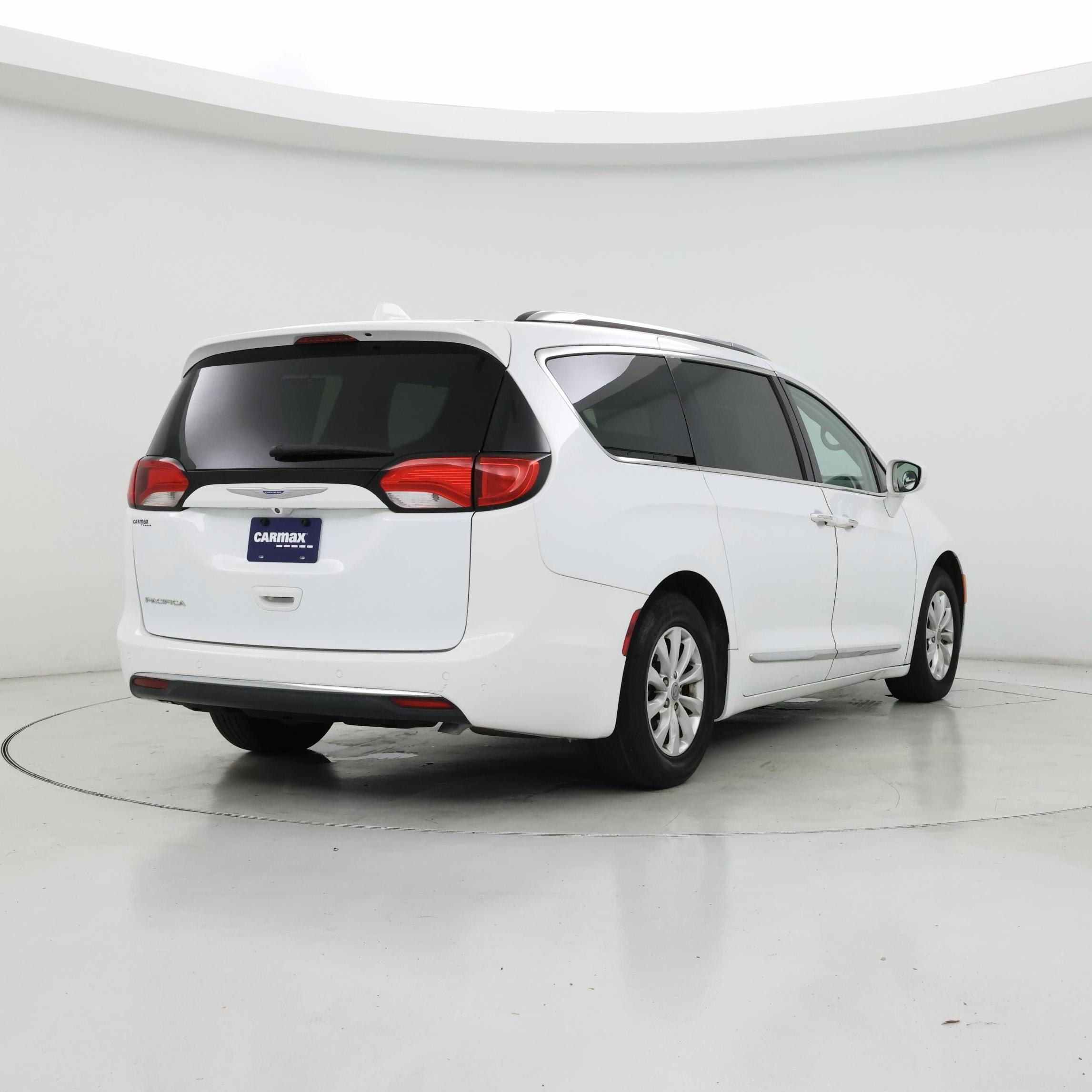 Thumbnail: 2018 Chrysler Pacifica - 8