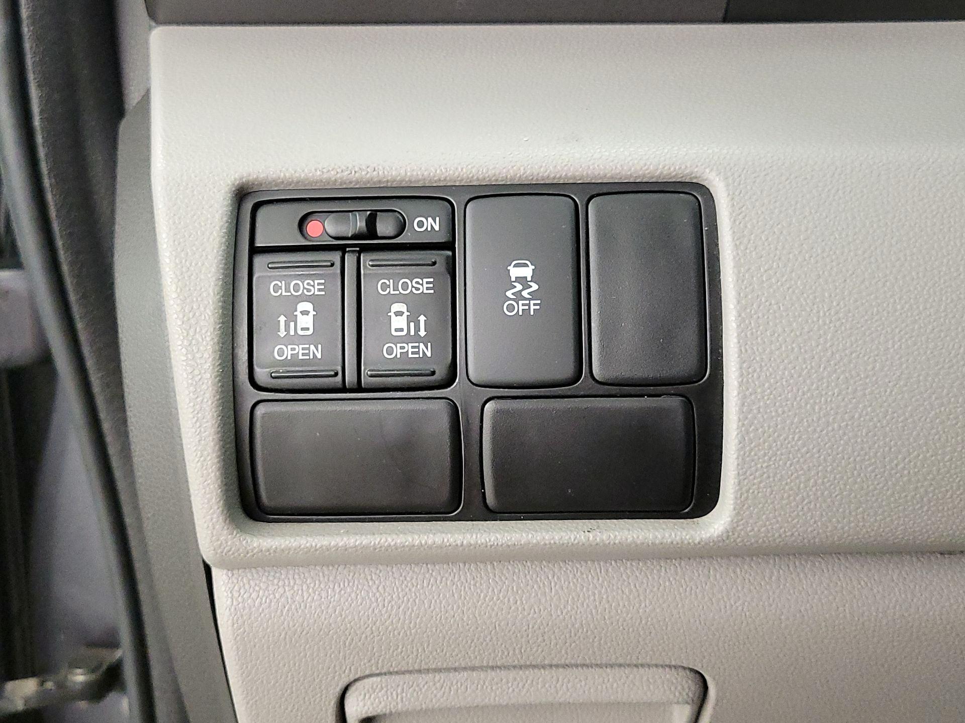 Thumbnail: 2016 Honda Odyssey - 13