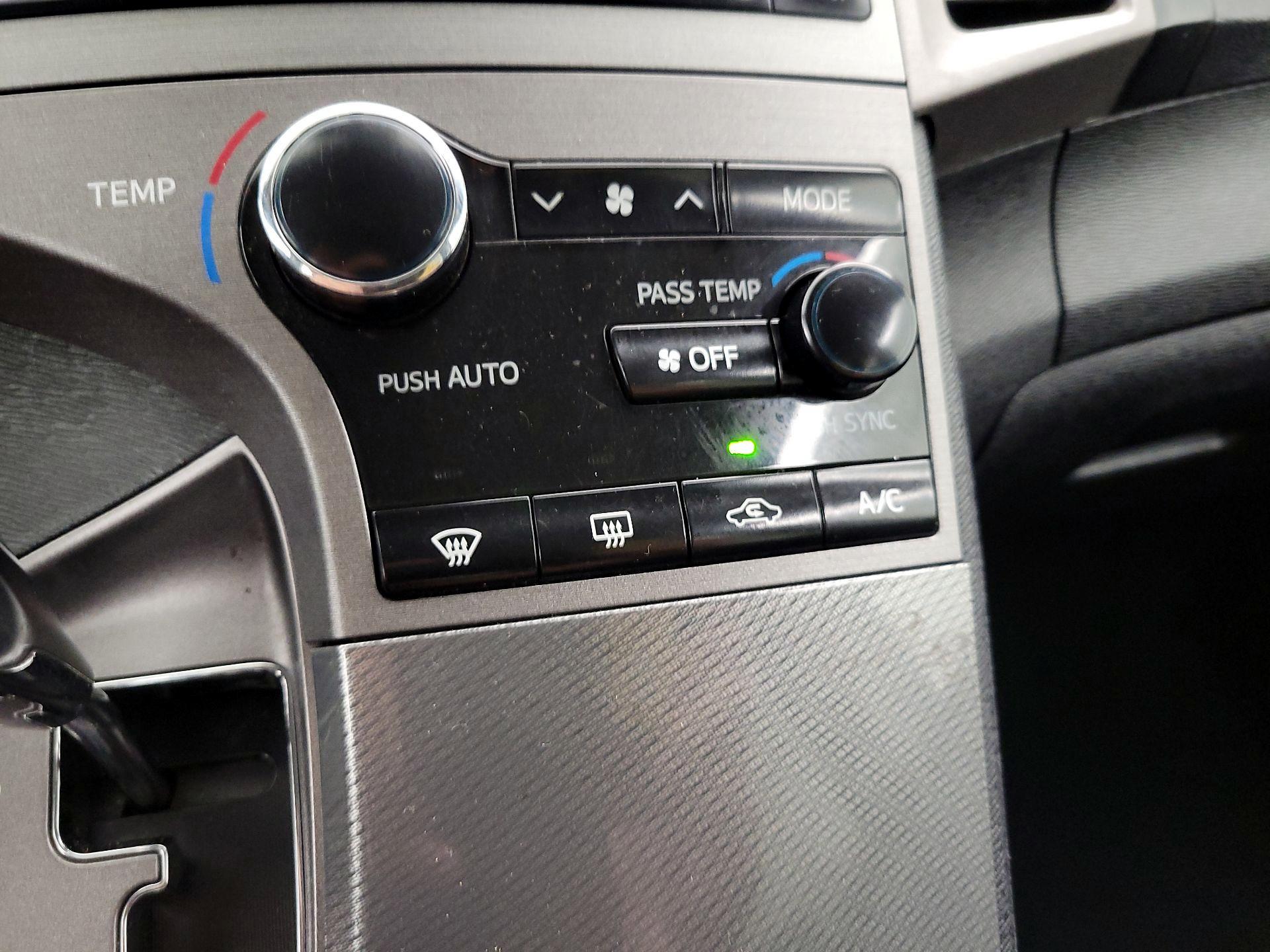 Thumbnail: 2013 Toyota Venza - 15