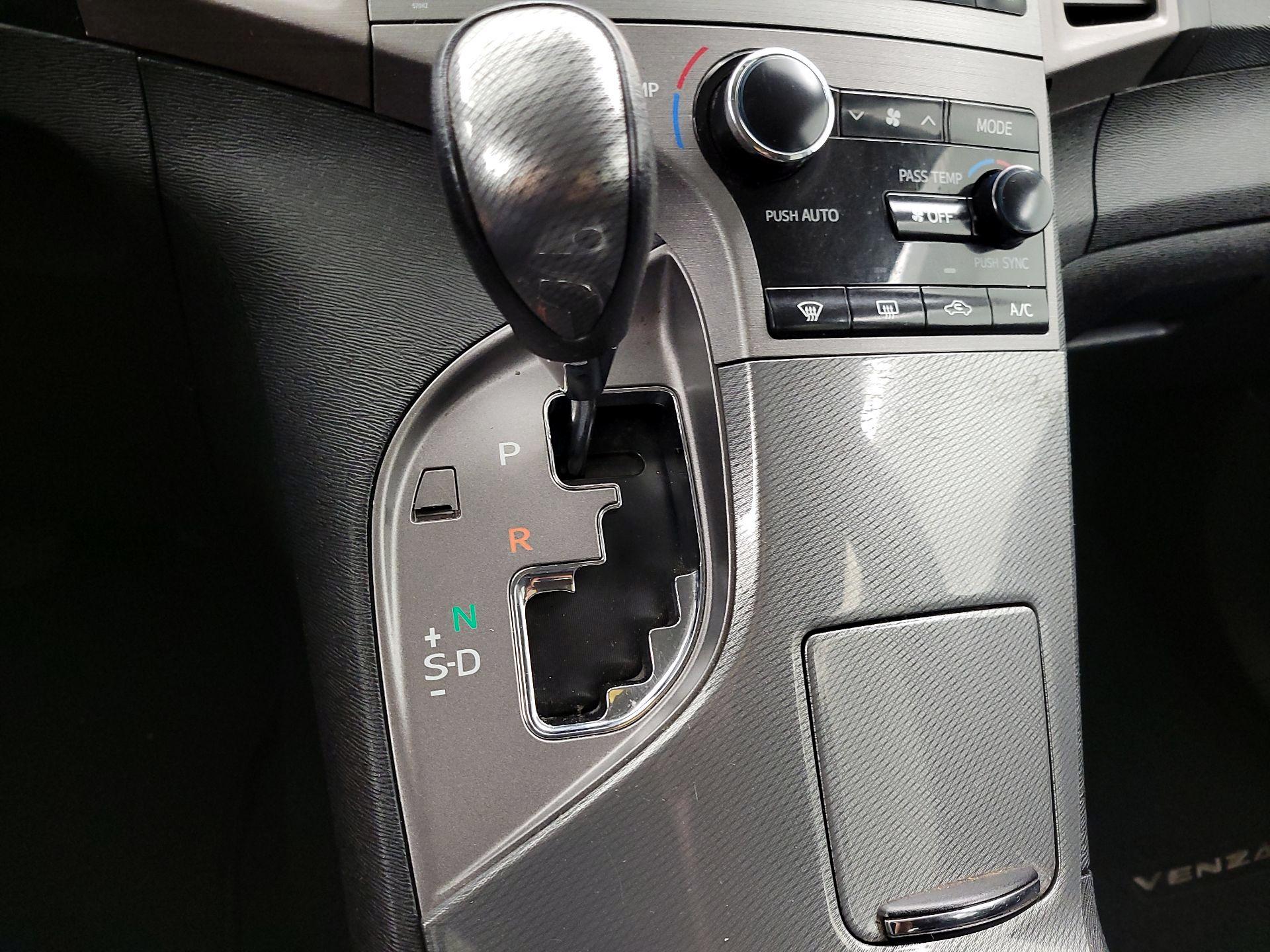 Thumbnail: 2013 Toyota Venza - 16