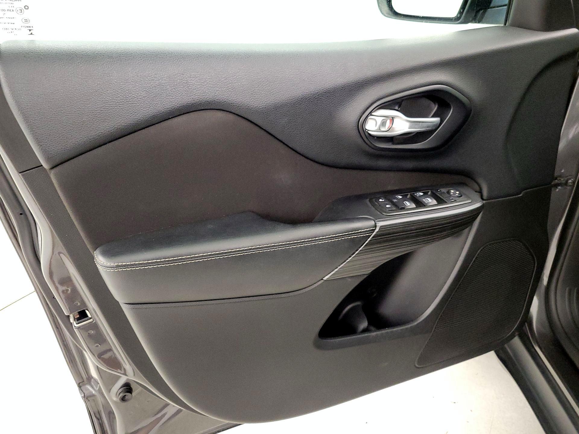 Thumbnail: 2015 Jeep Cherokee - 12