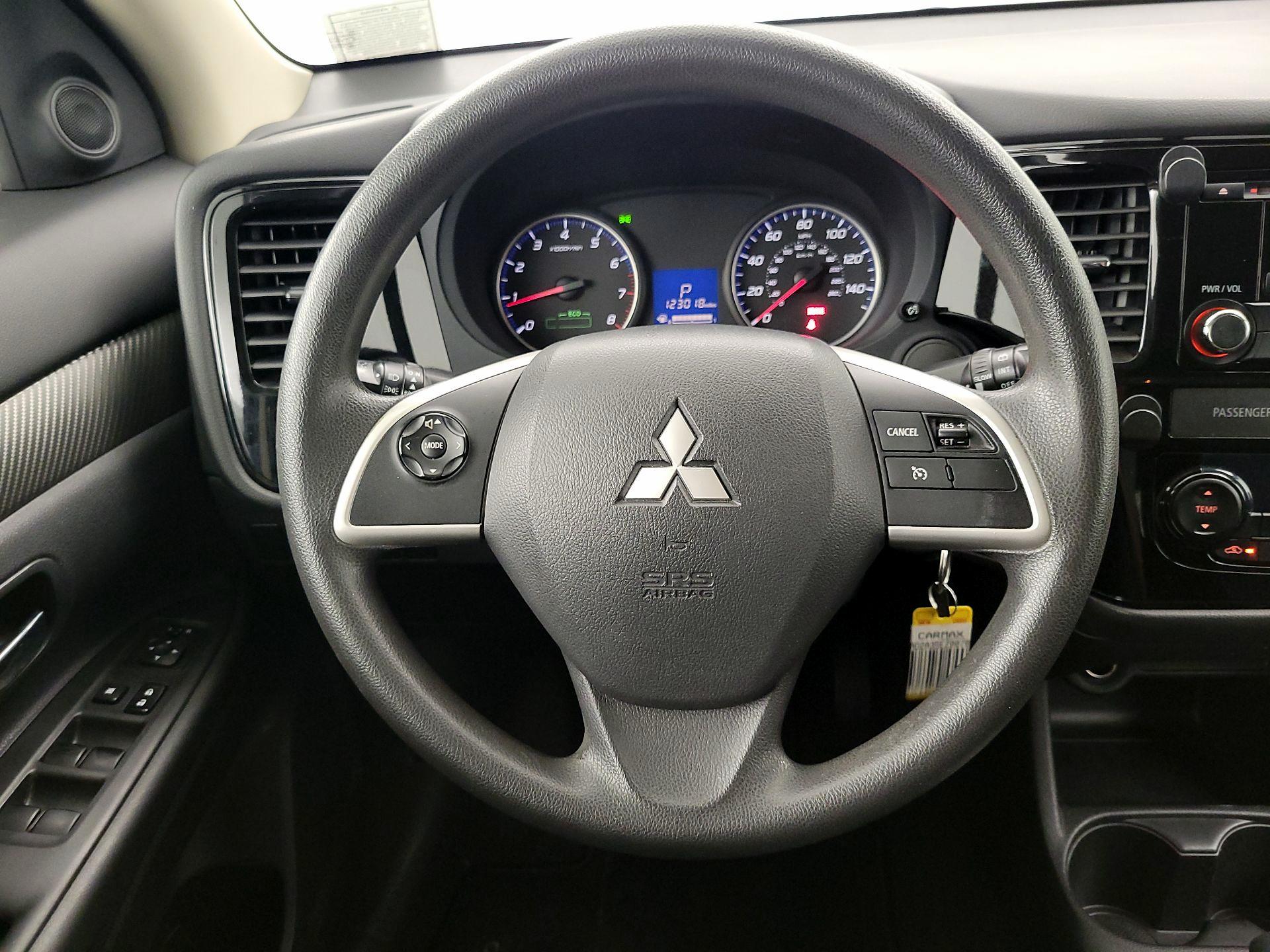 Thumbnail: 2014 Mitsubishi Outlander - 10