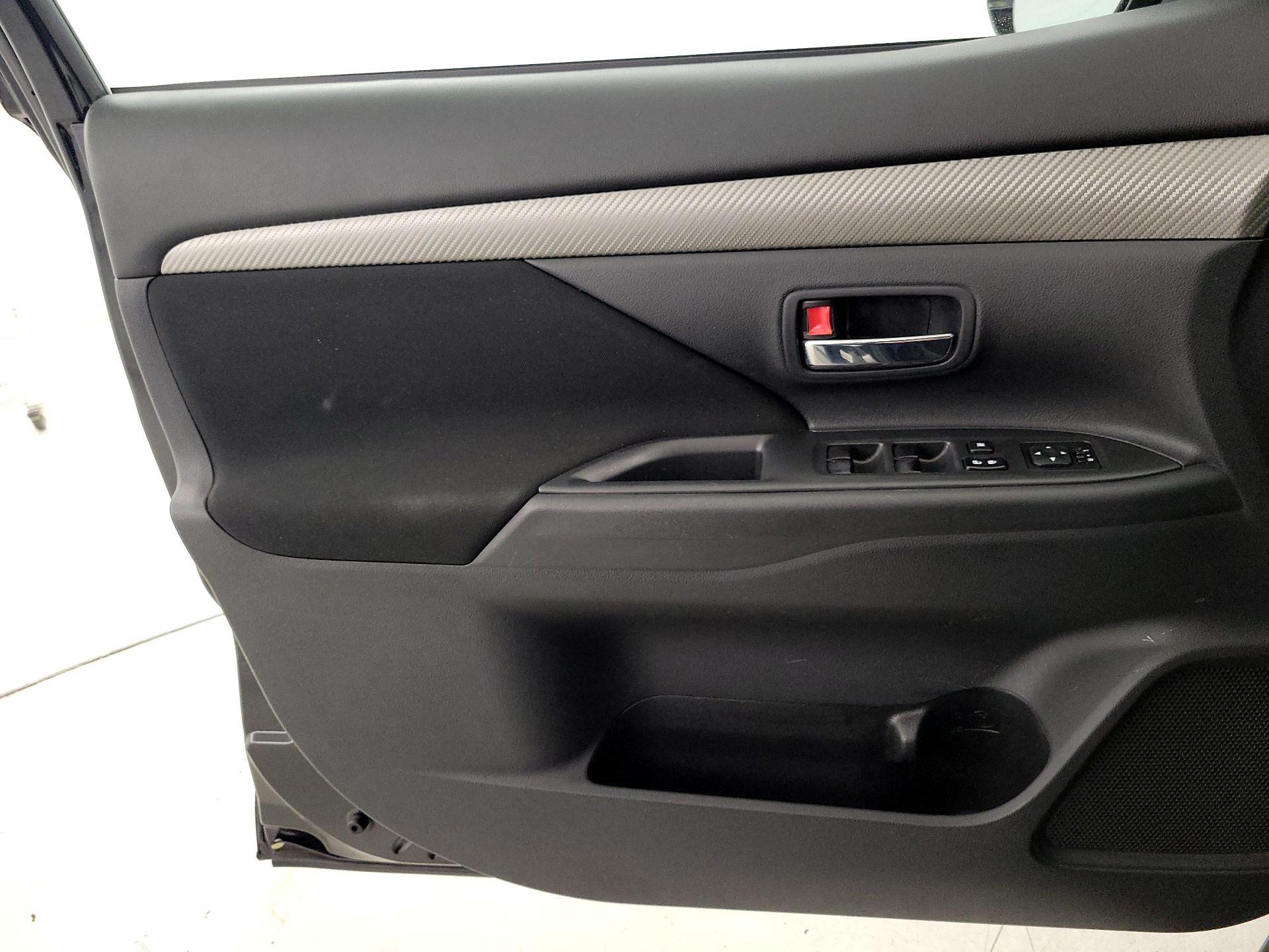 Thumbnail: 2014 Mitsubishi Outlander - 12