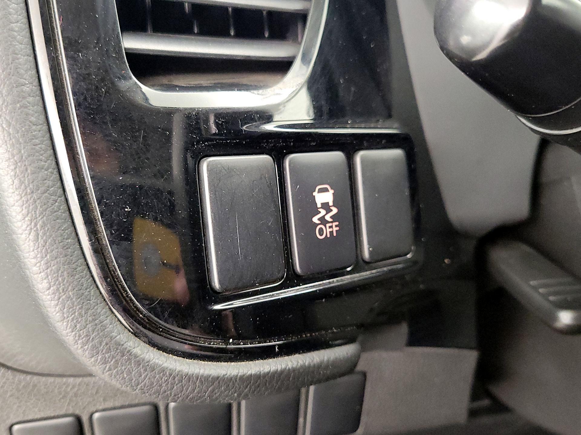 Thumbnail: 2014 Mitsubishi Outlander - 13