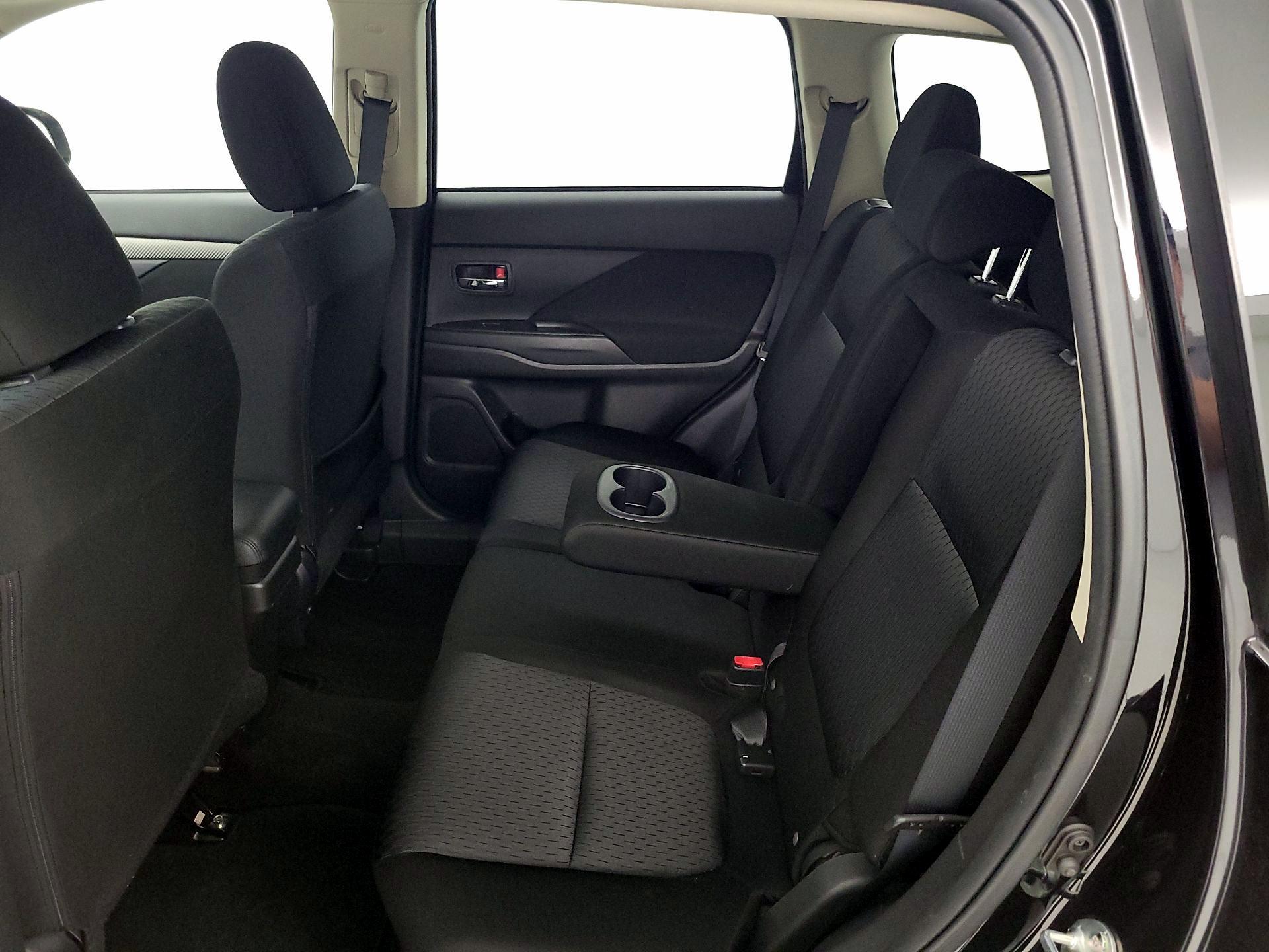 Thumbnail: 2014 Mitsubishi Outlander - 18