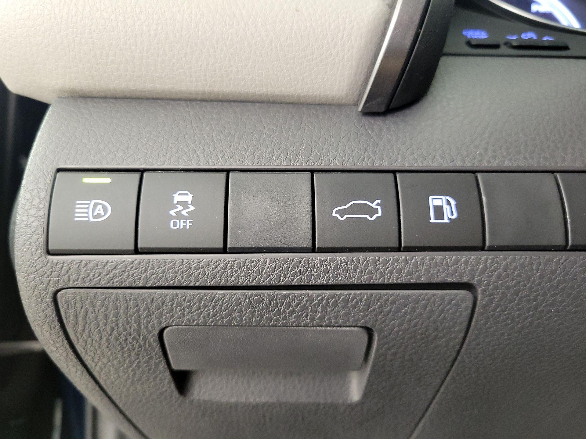 Thumbnail: 2018 Toyota Camry - 13