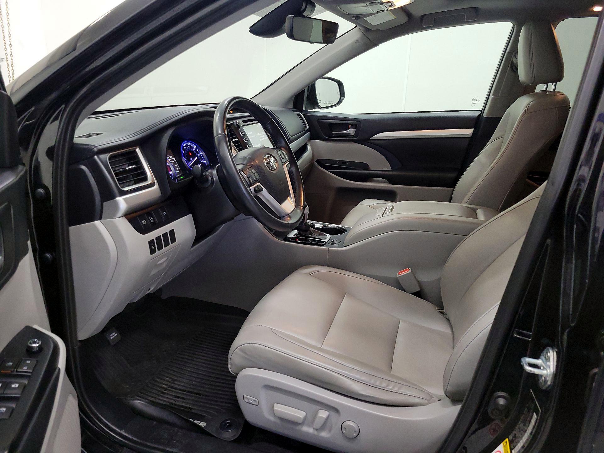 Thumbnail: 2019 Toyota Highlander - 11