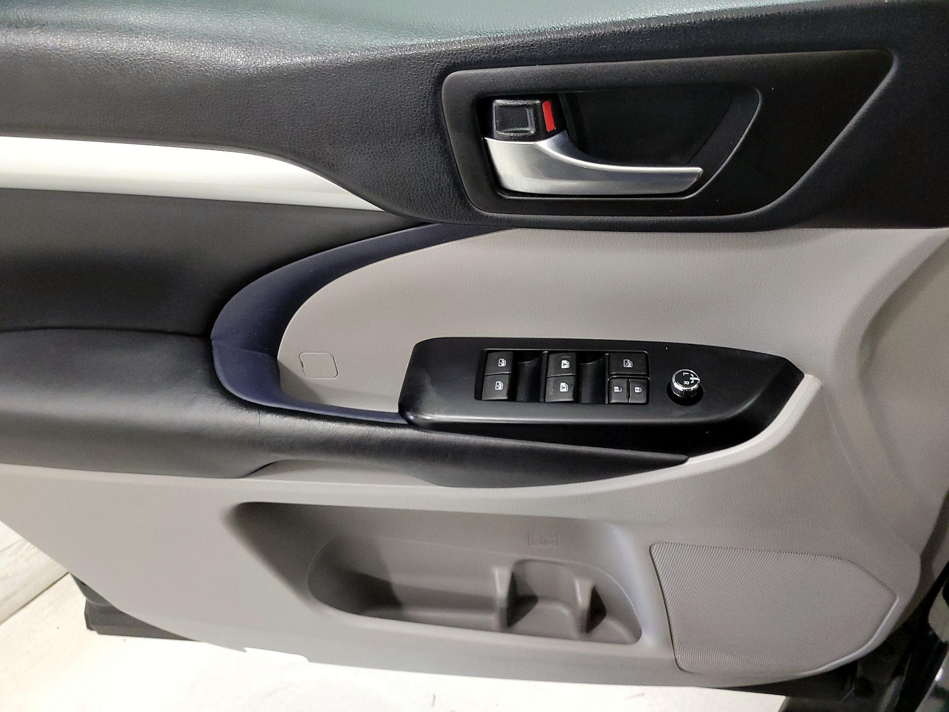 Thumbnail: 2019 Toyota Highlander - 12
