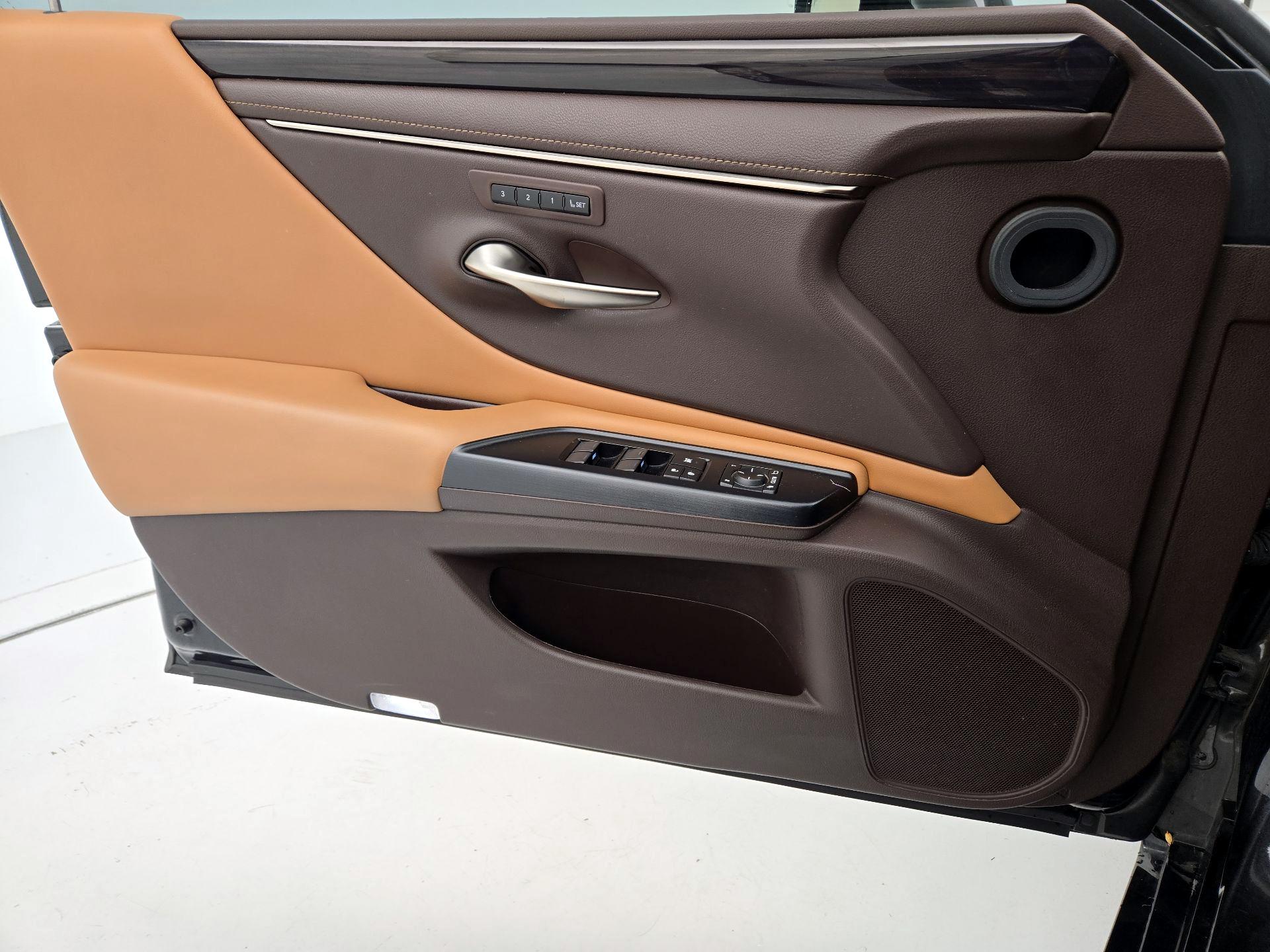 Thumbnail: 2020 Lexus ES - 12