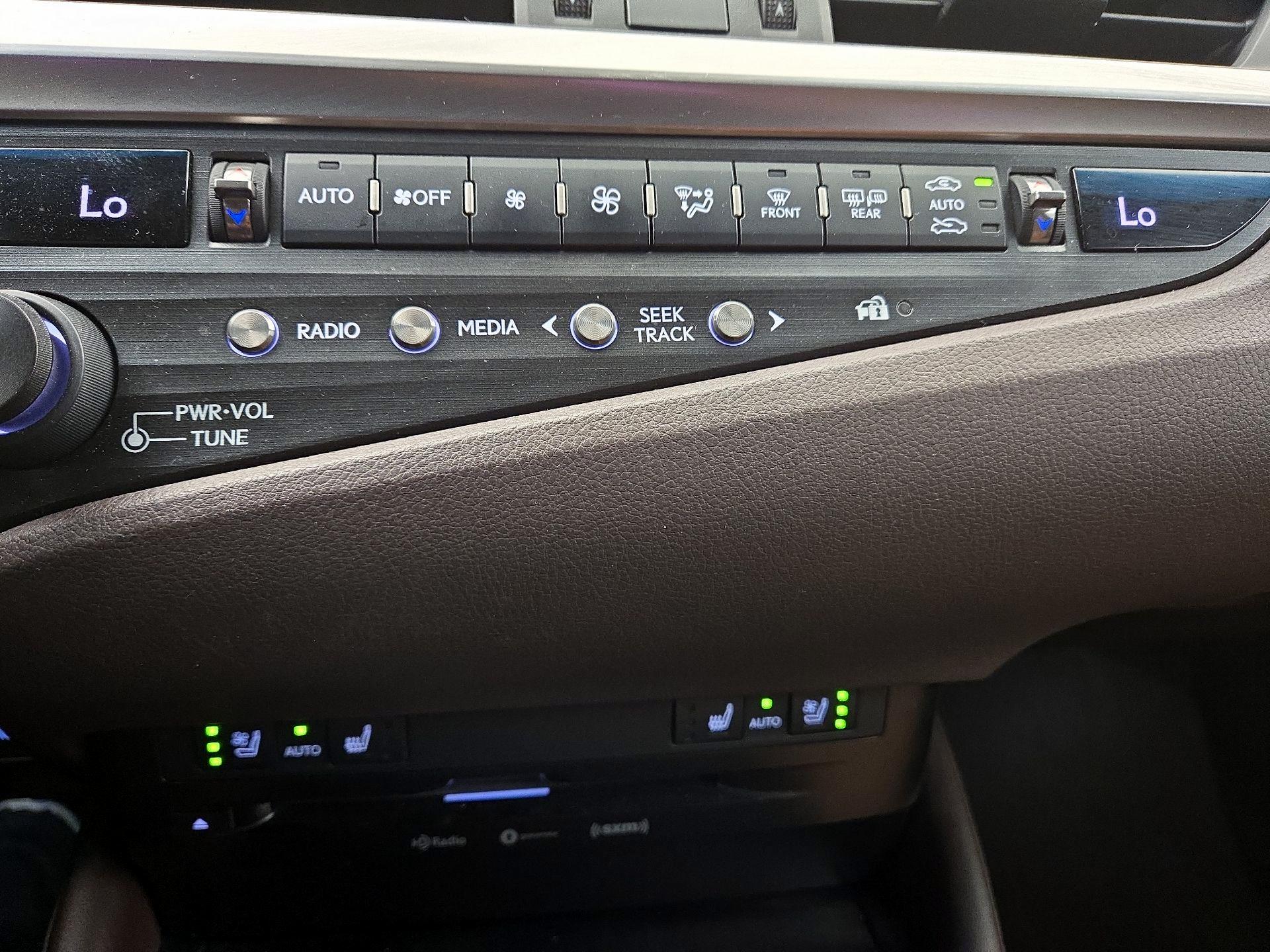 Thumbnail: 2020 Lexus ES - 16