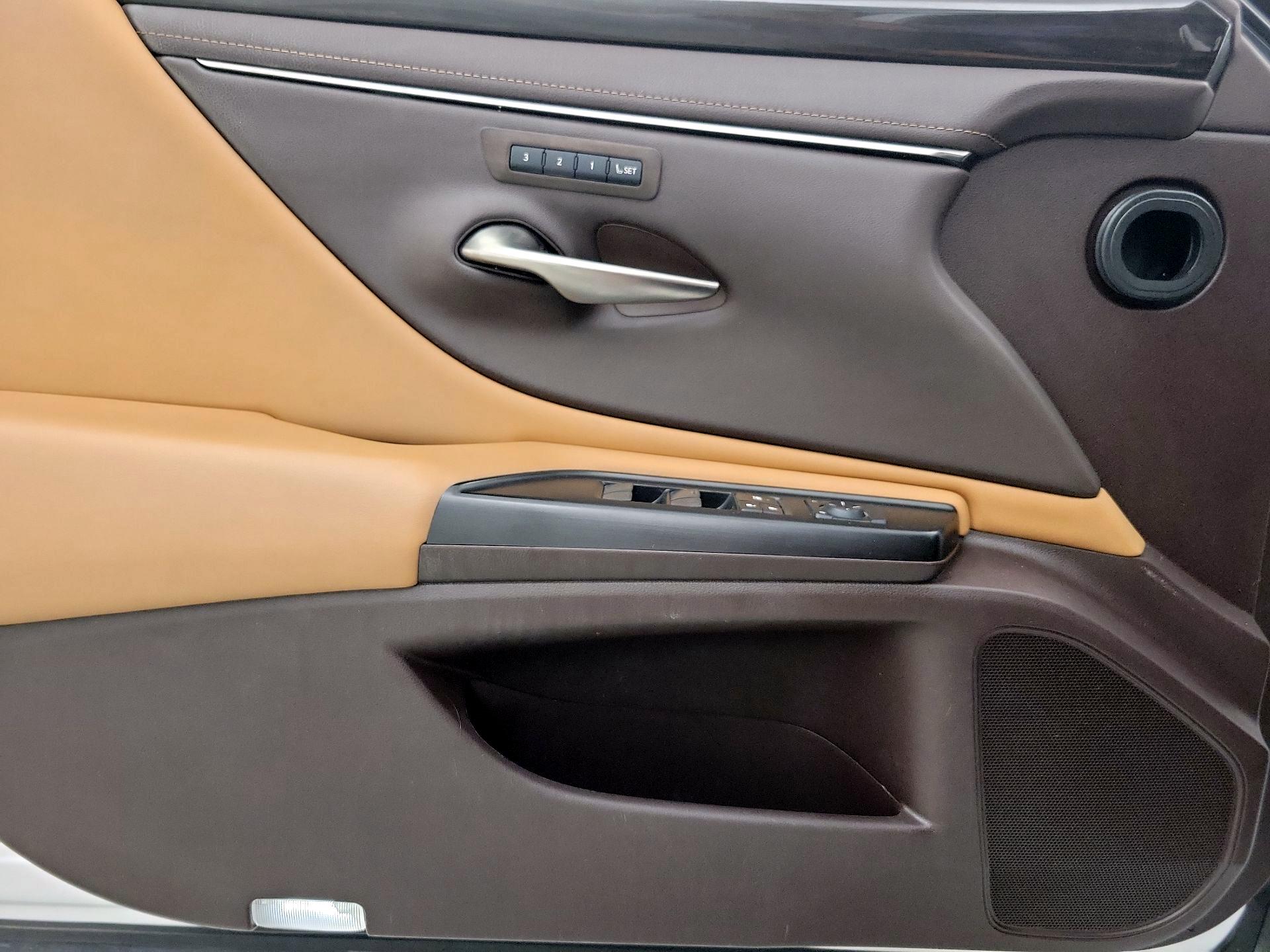 Thumbnail: 2019 Lexus ES - 12