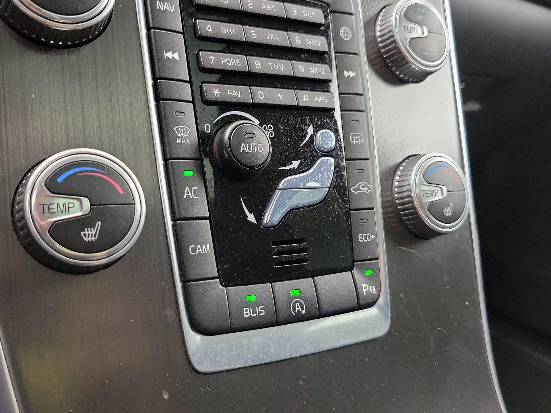 Thumbnail: 2015 Volvo XC60 - 16