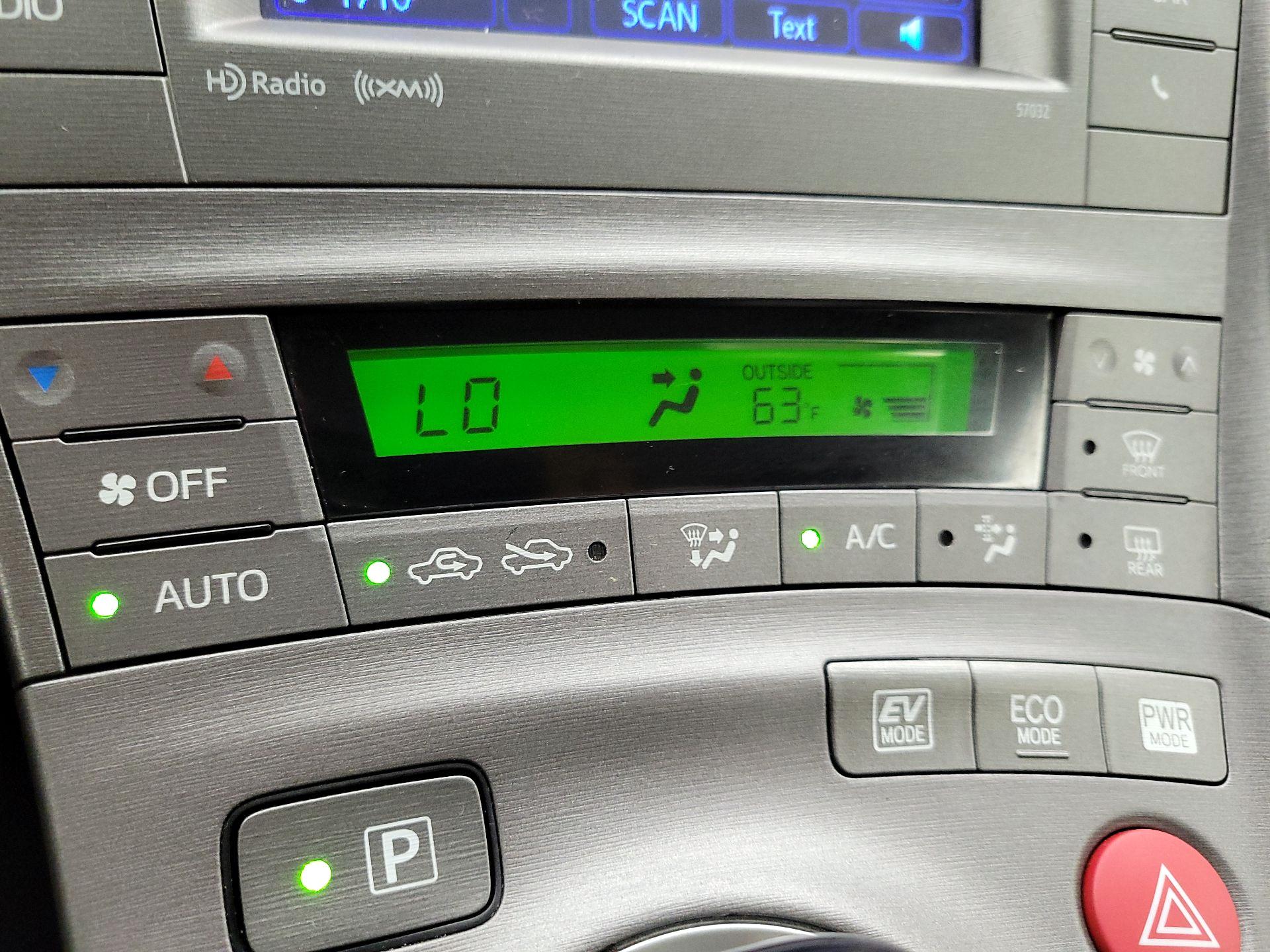 Thumbnail: 2015 Toyota Prius - 17