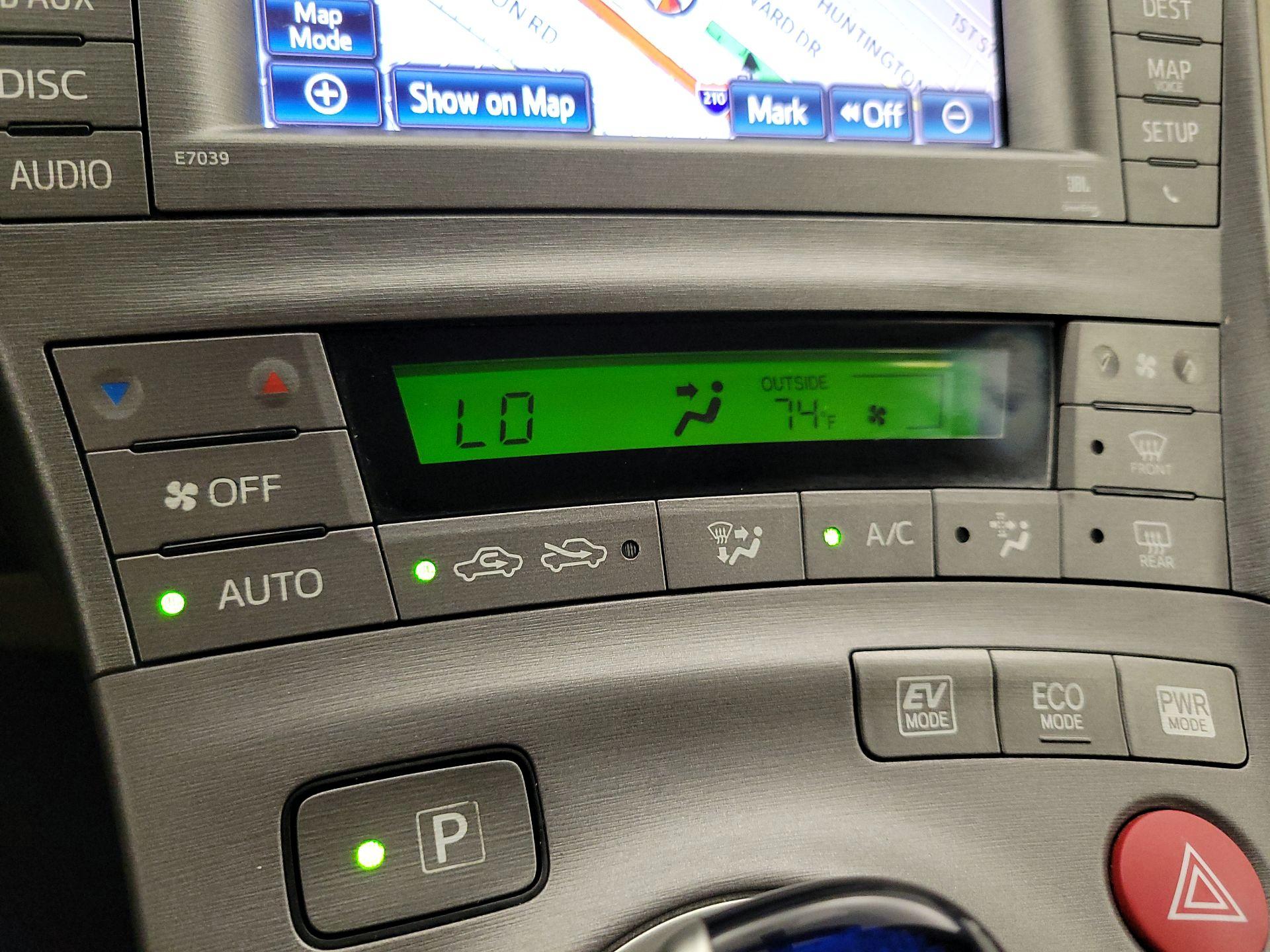 Thumbnail: 2015 Toyota Prius - 17