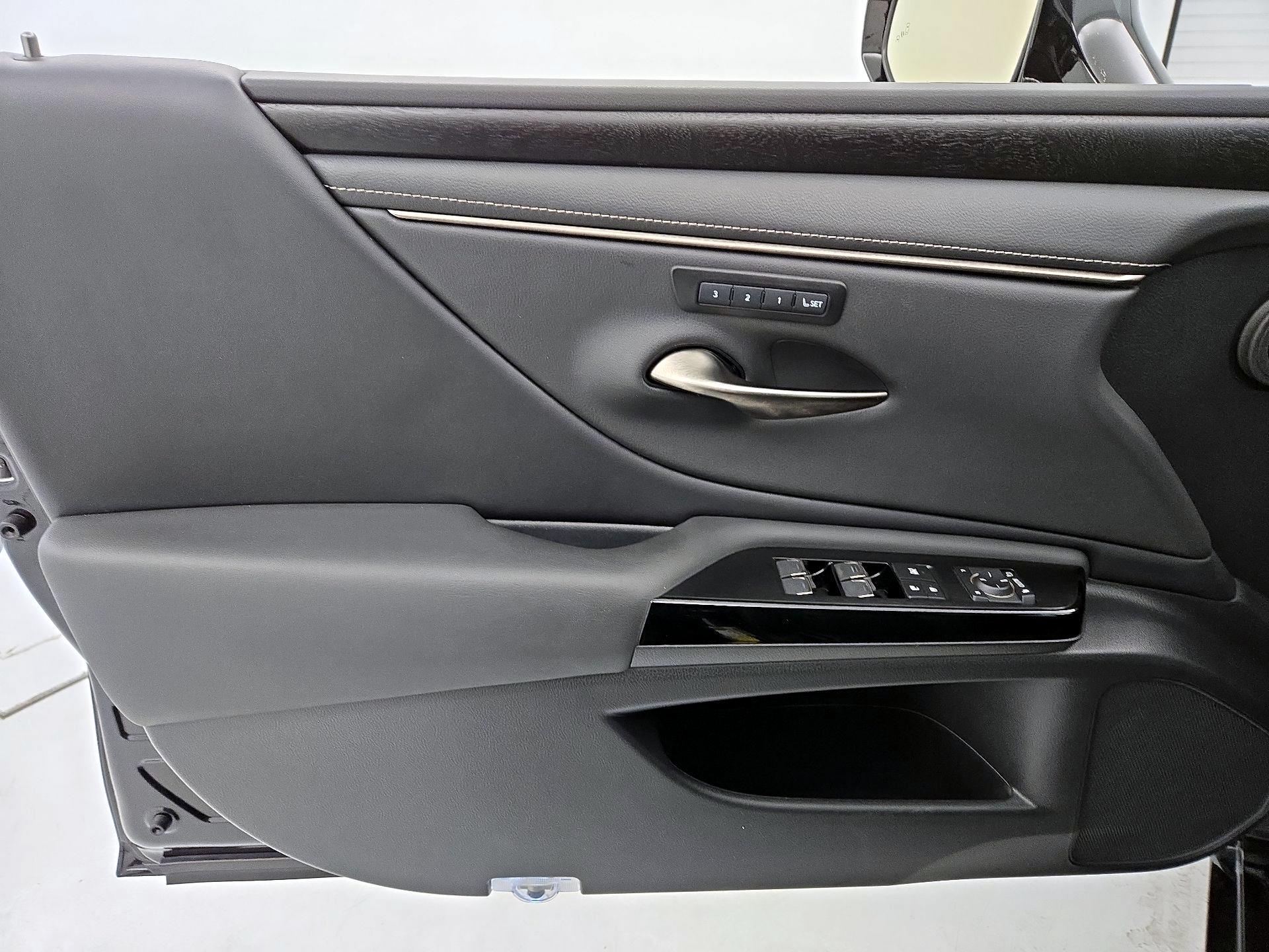 Thumbnail: 2022 Lexus ES - 12