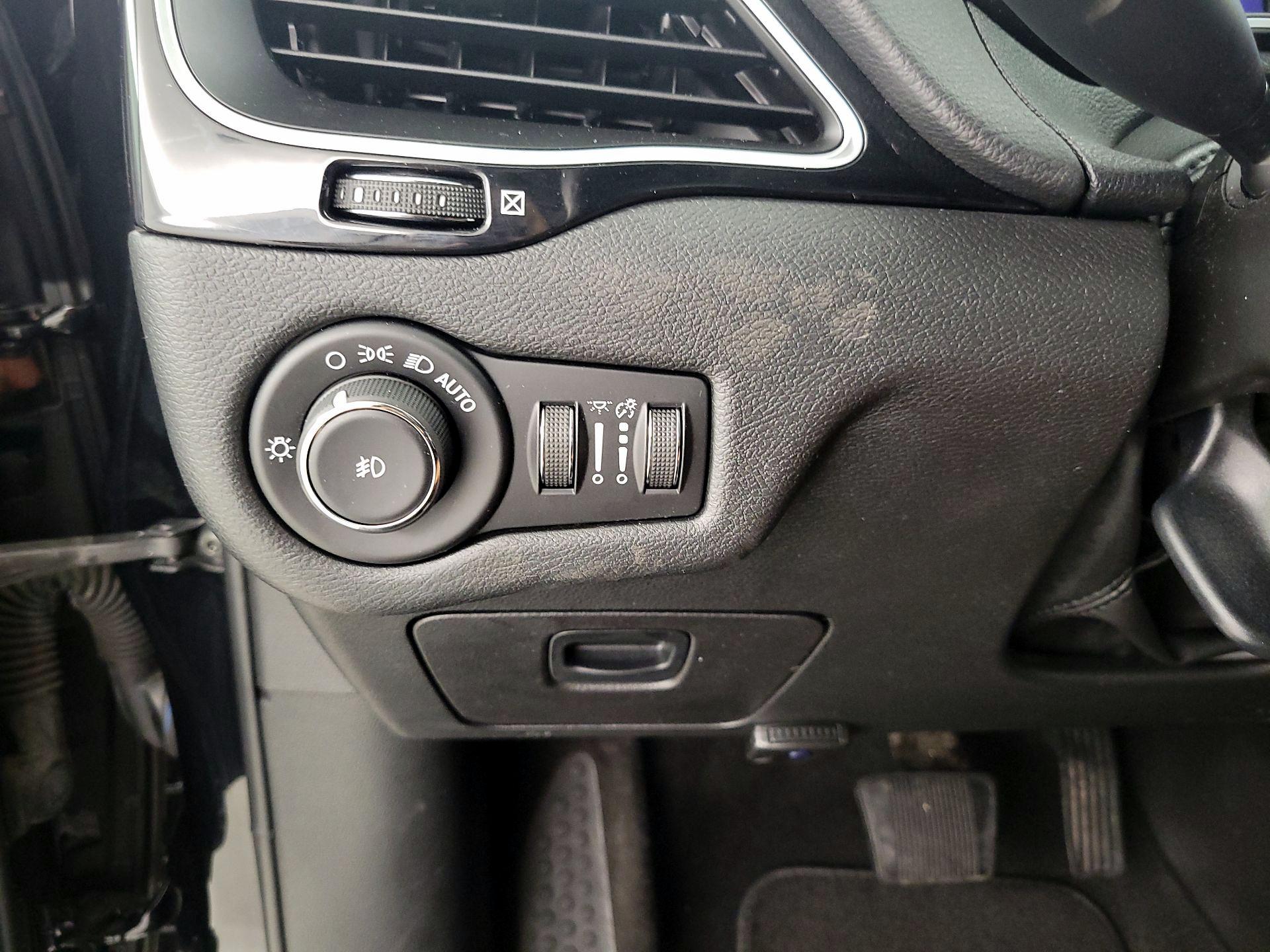 Thumbnail: 2019 Jeep Cherokee - 13