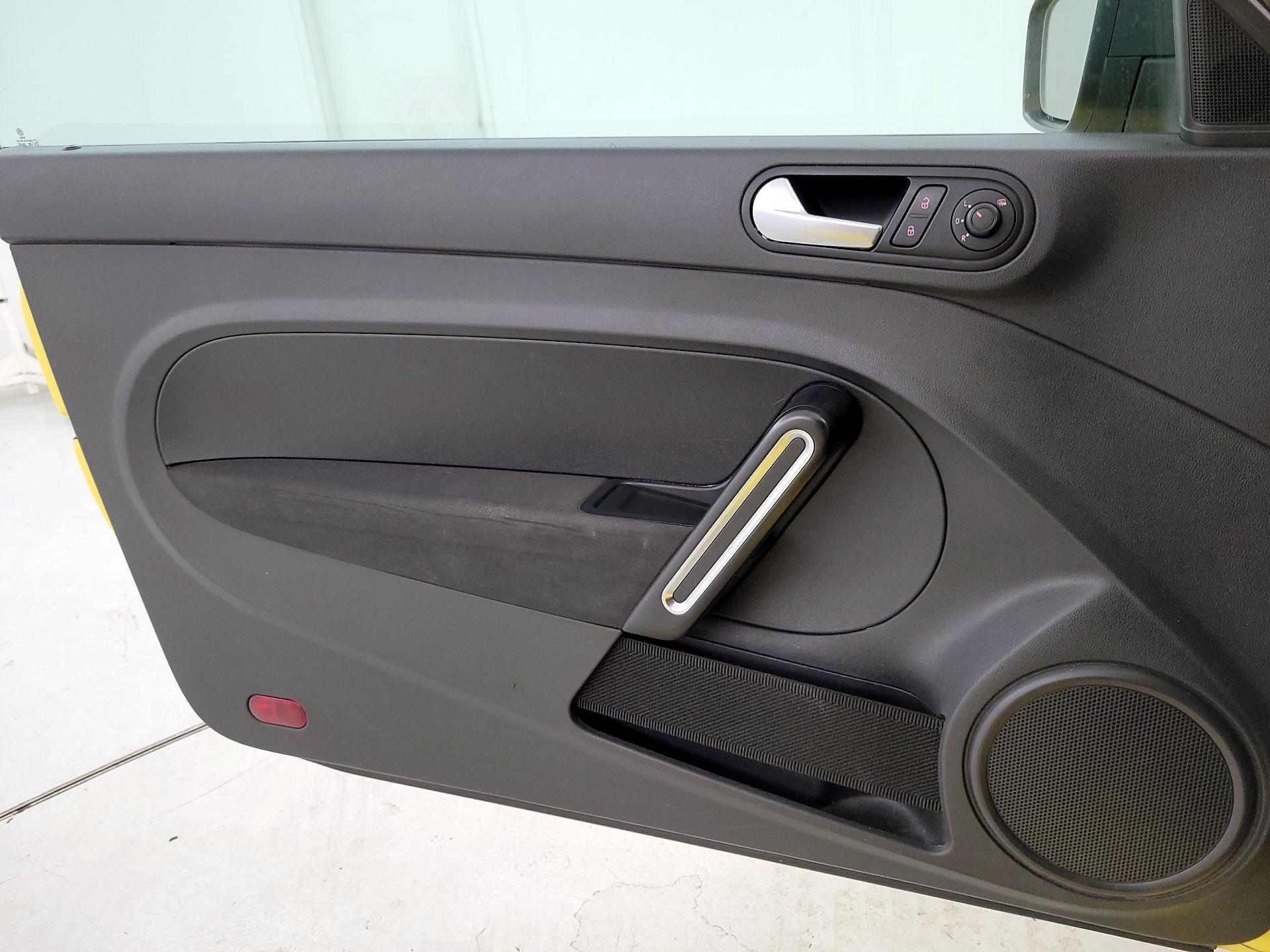 Thumbnail: 2015 Volkswagen Beetle - 12