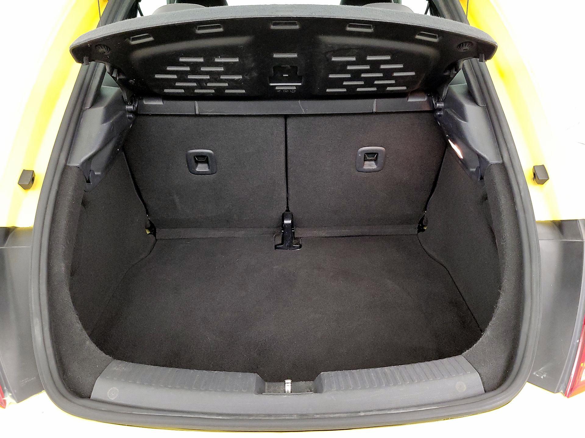 Thumbnail: 2015 Volkswagen Beetle - 18