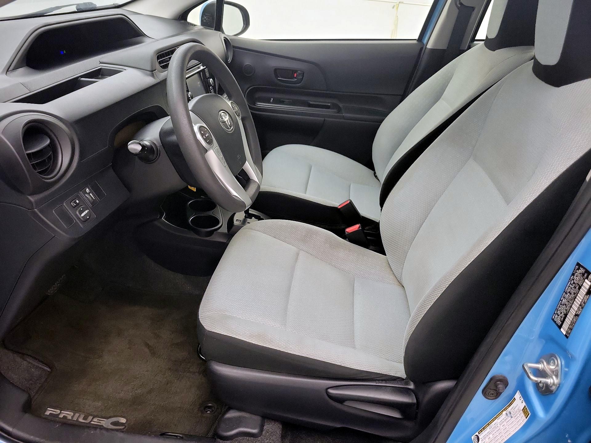 Thumbnail: 2016 Toyota Prius c - 11