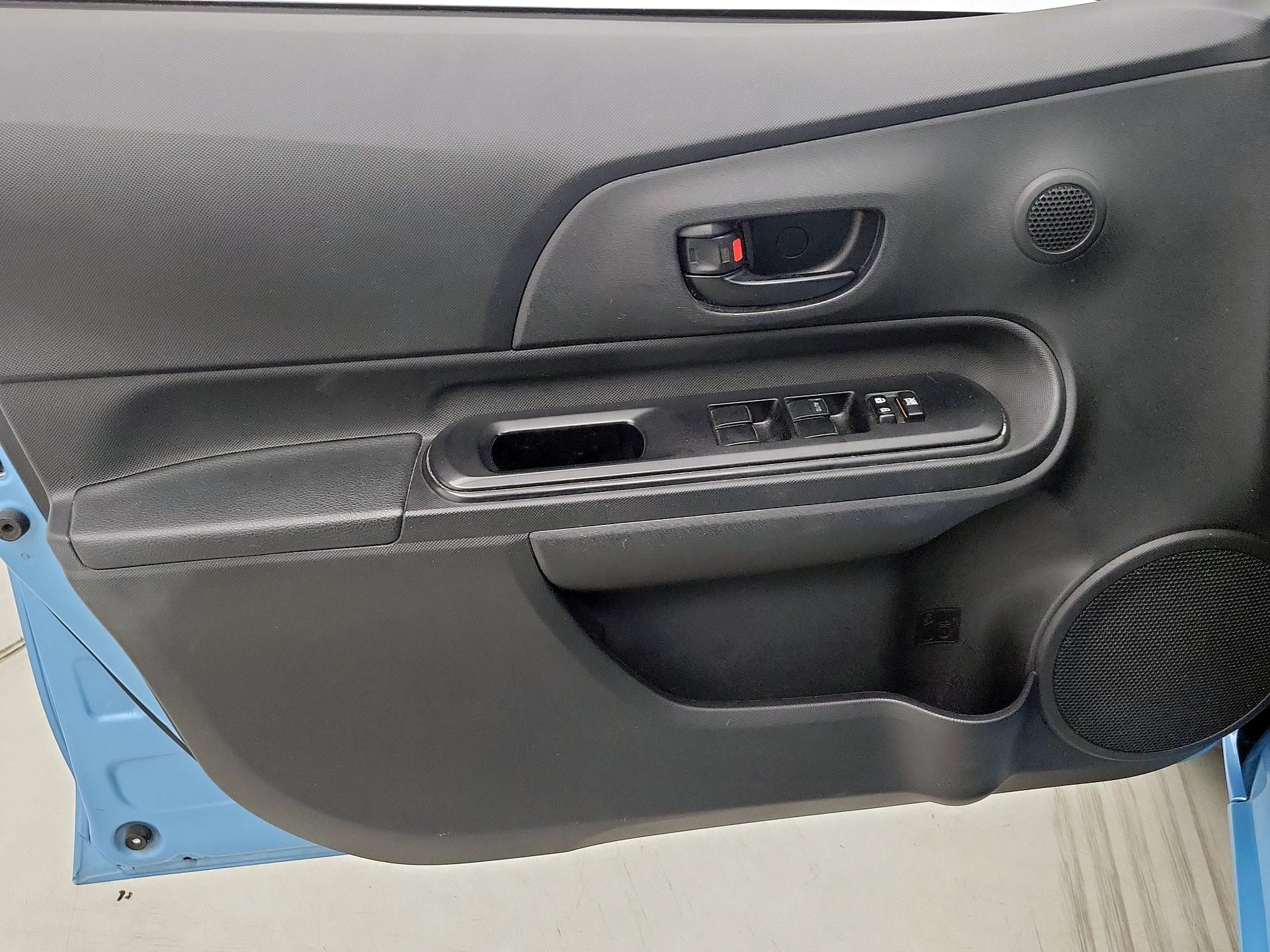 Thumbnail: 2016 Toyota Prius c - 12