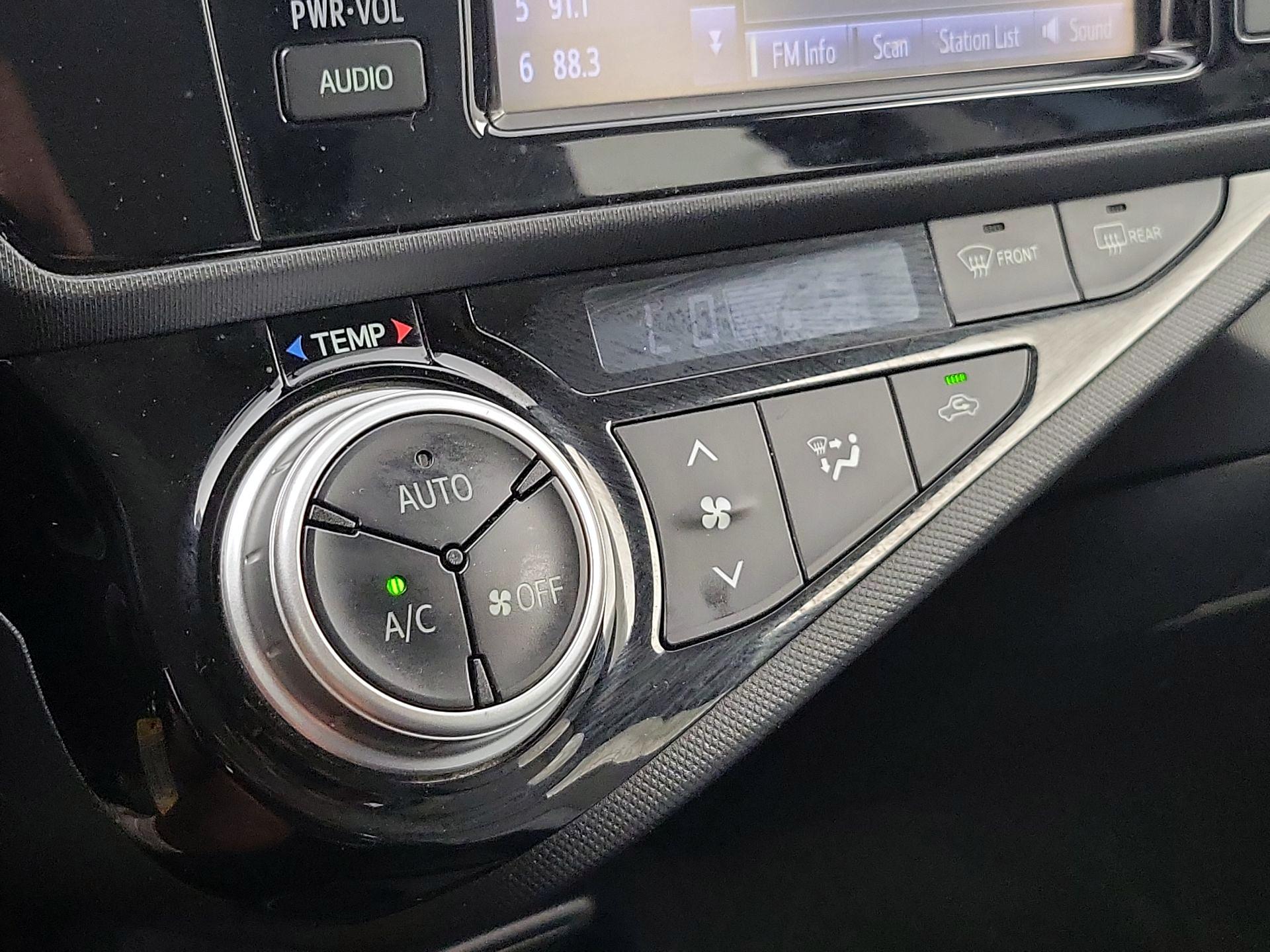 Thumbnail: 2016 Toyota Prius c - 15