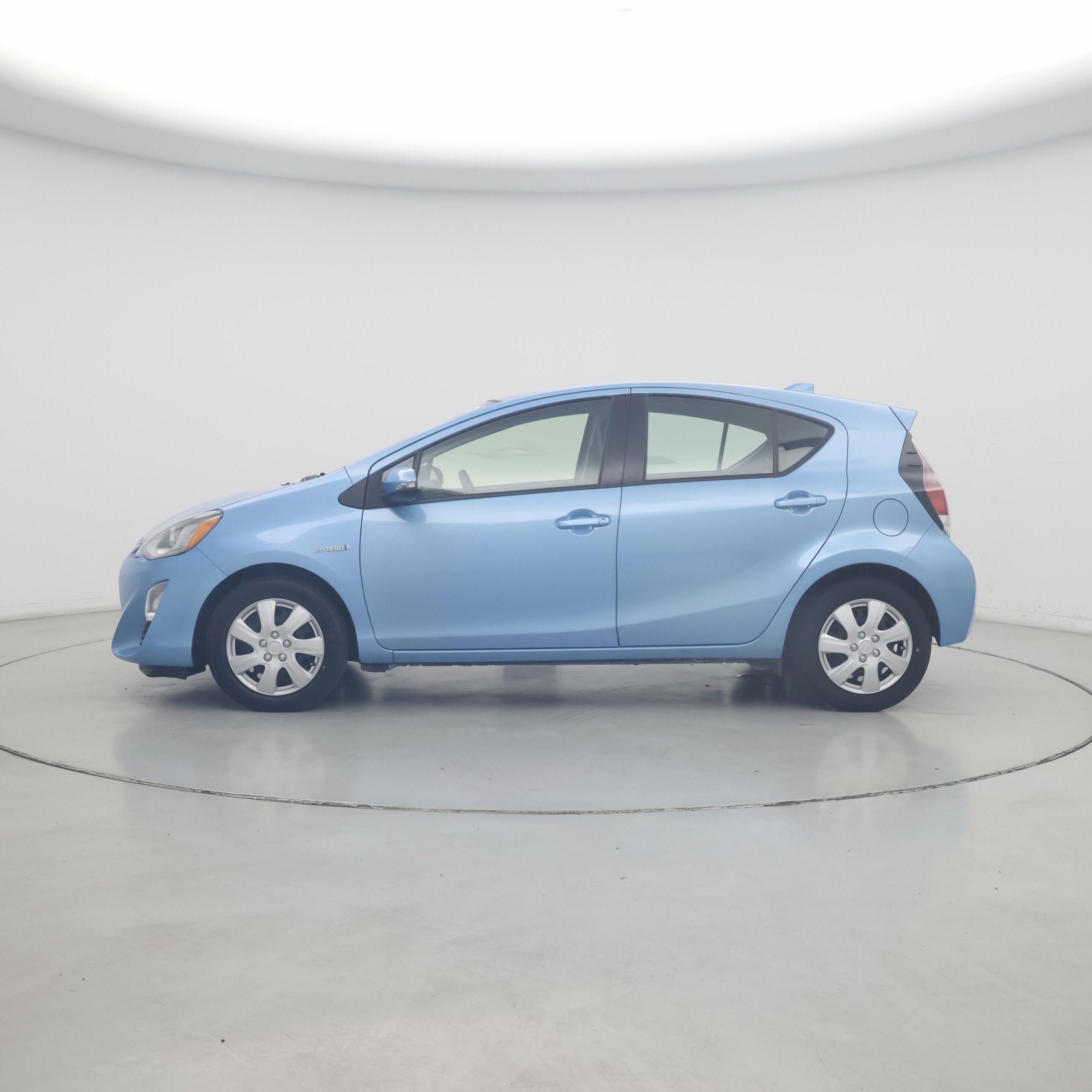 Thumbnail: 2016 Toyota Prius c - 3