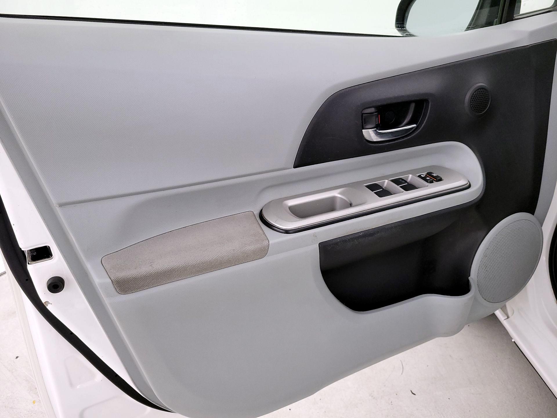 Thumbnail: 2013 Toyota Prius c - 12