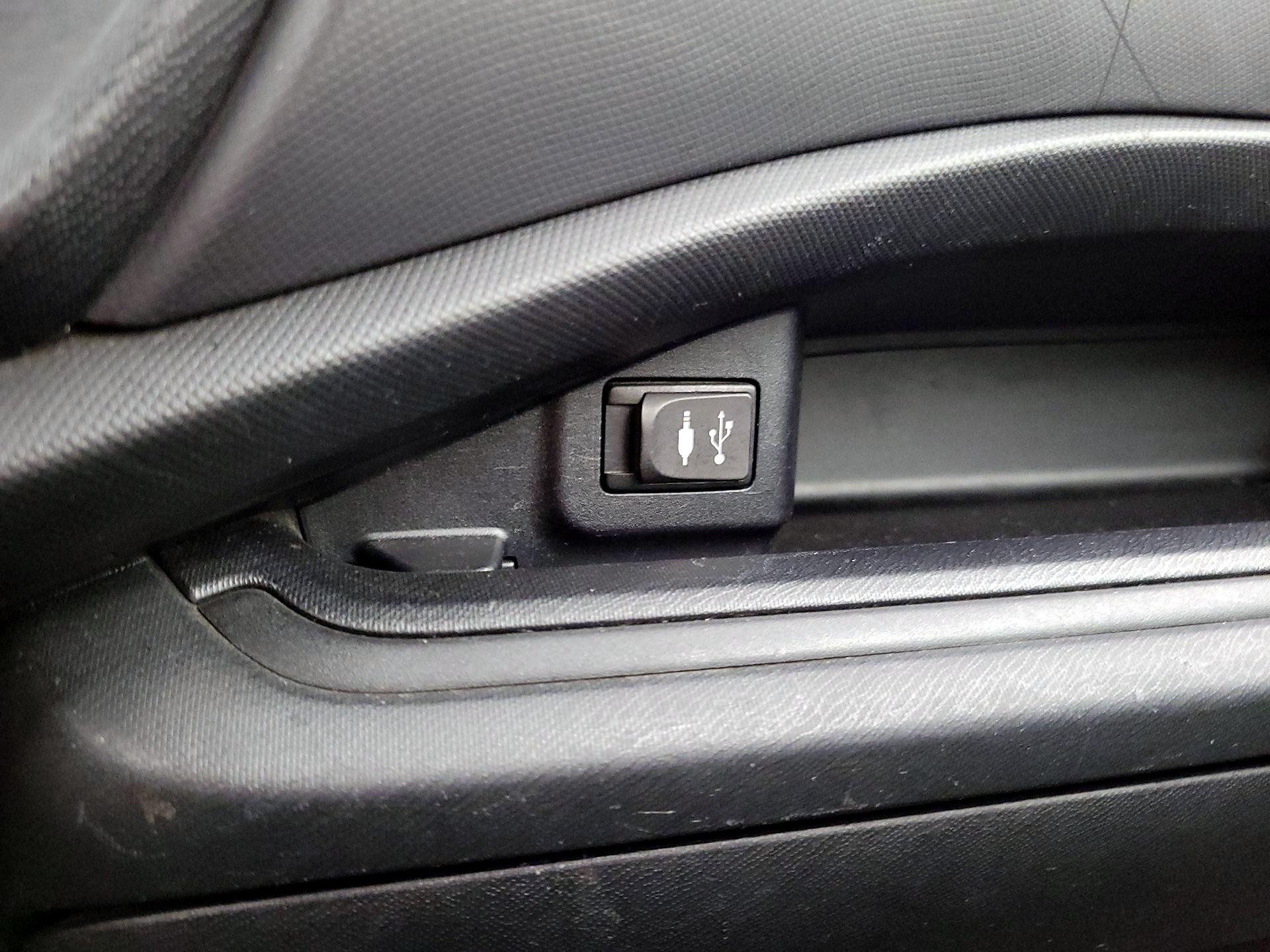 Thumbnail: 2013 Toyota Prius c - 18