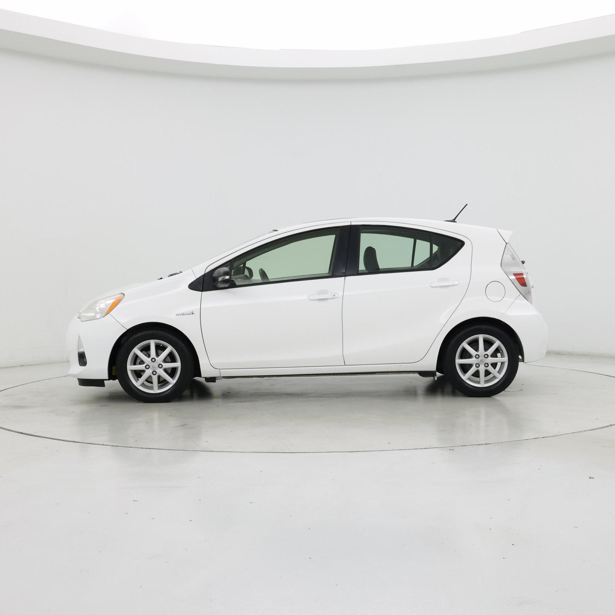Thumbnail: 2013 Toyota Prius c - 3