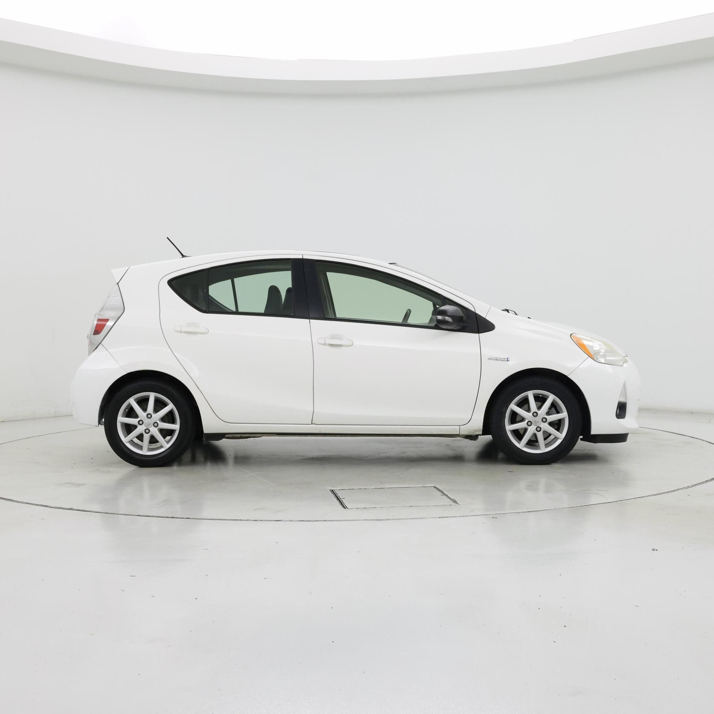 Thumbnail: 2013 Toyota Prius c - 7