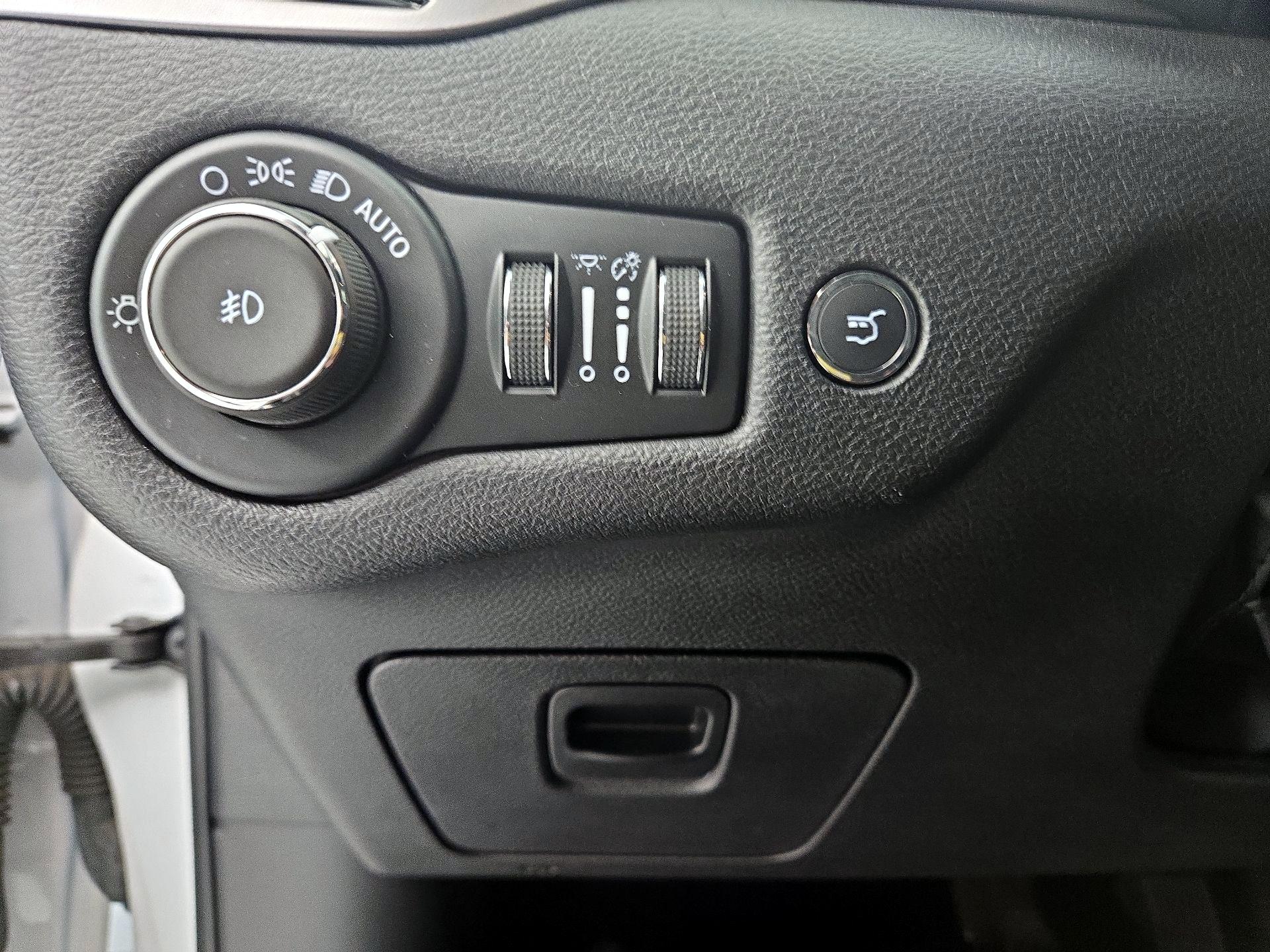 Thumbnail: 2021 Jeep Cherokee - 13