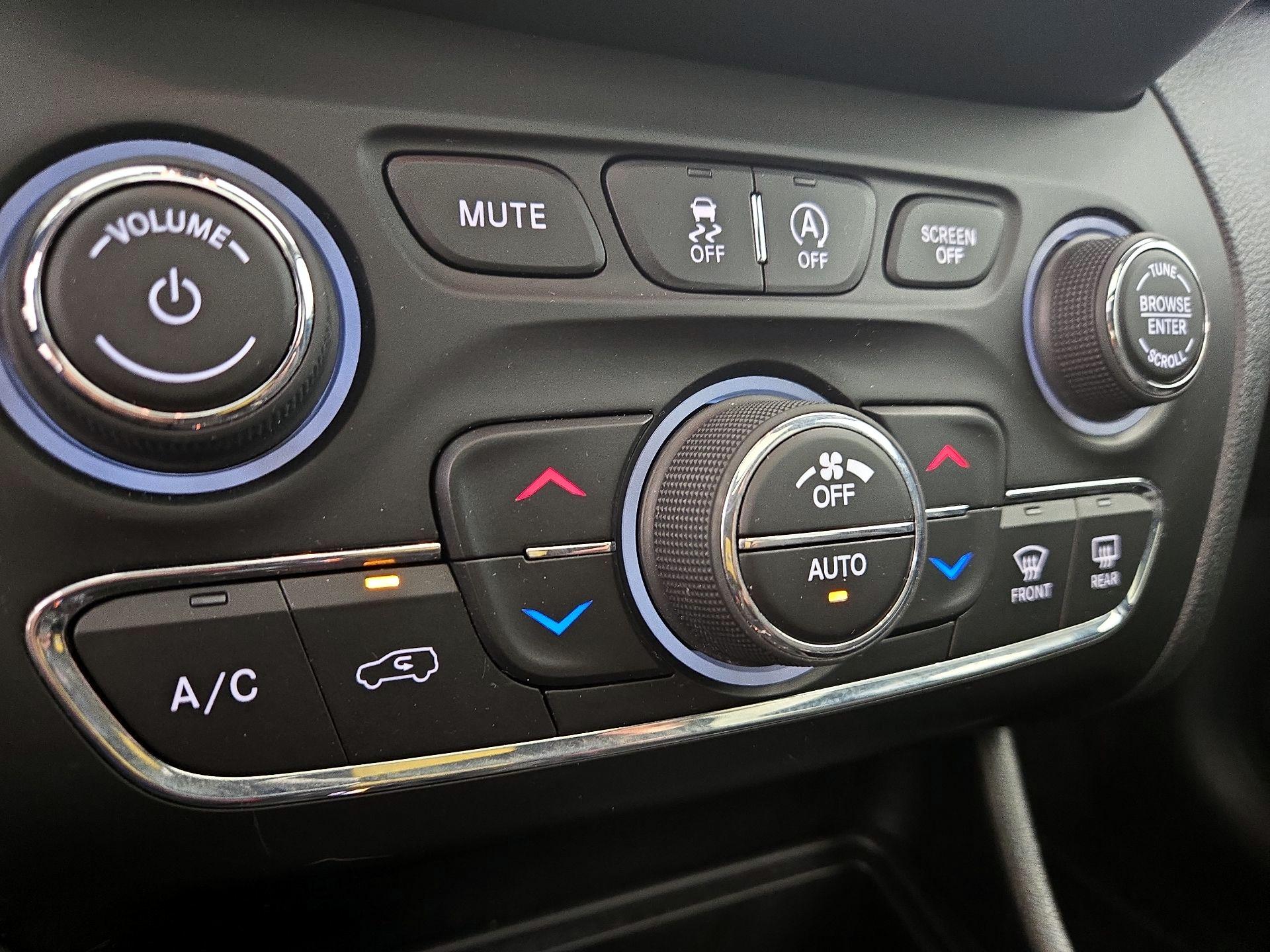 Thumbnail: 2021 Jeep Cherokee - 16