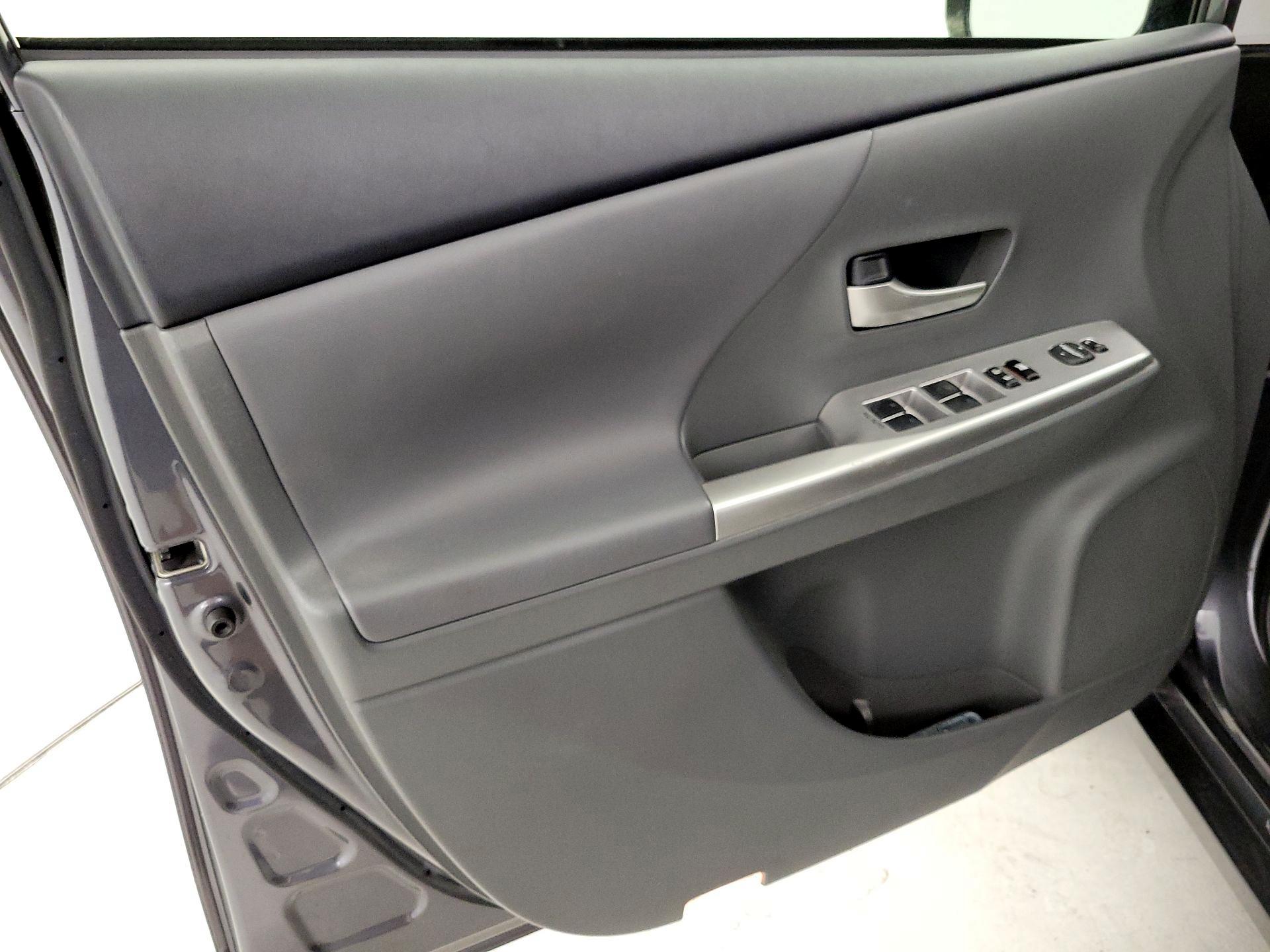 Thumbnail: 2014 Toyota Prius v - 12