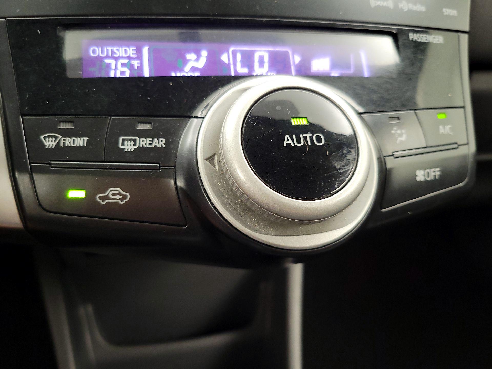 Thumbnail: 2014 Toyota Prius v - 17