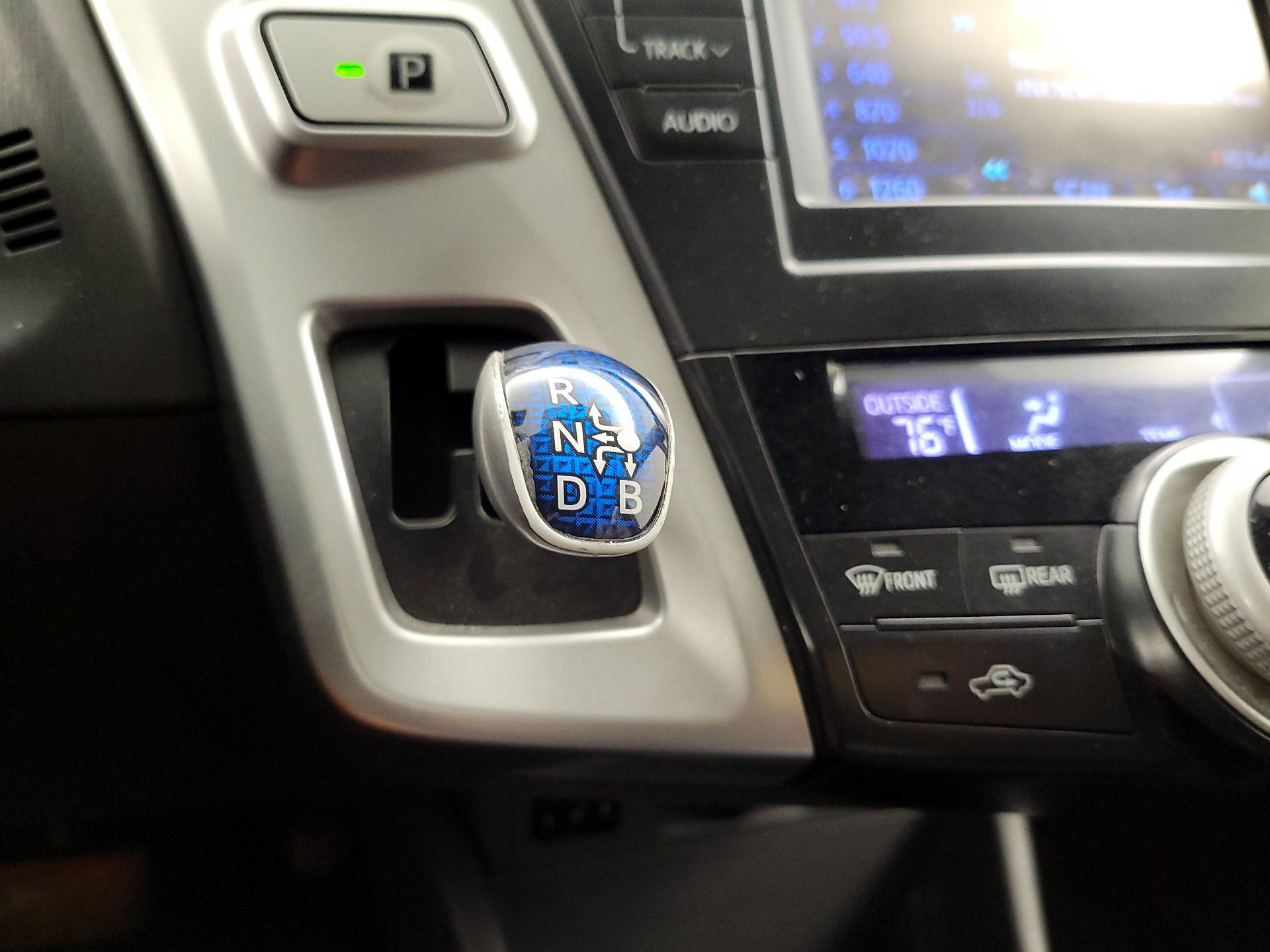Thumbnail: 2014 Toyota Prius v - 18