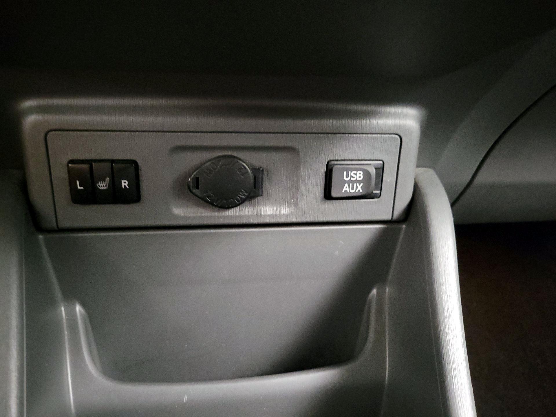 Thumbnail: 2014 Toyota Prius v - 19