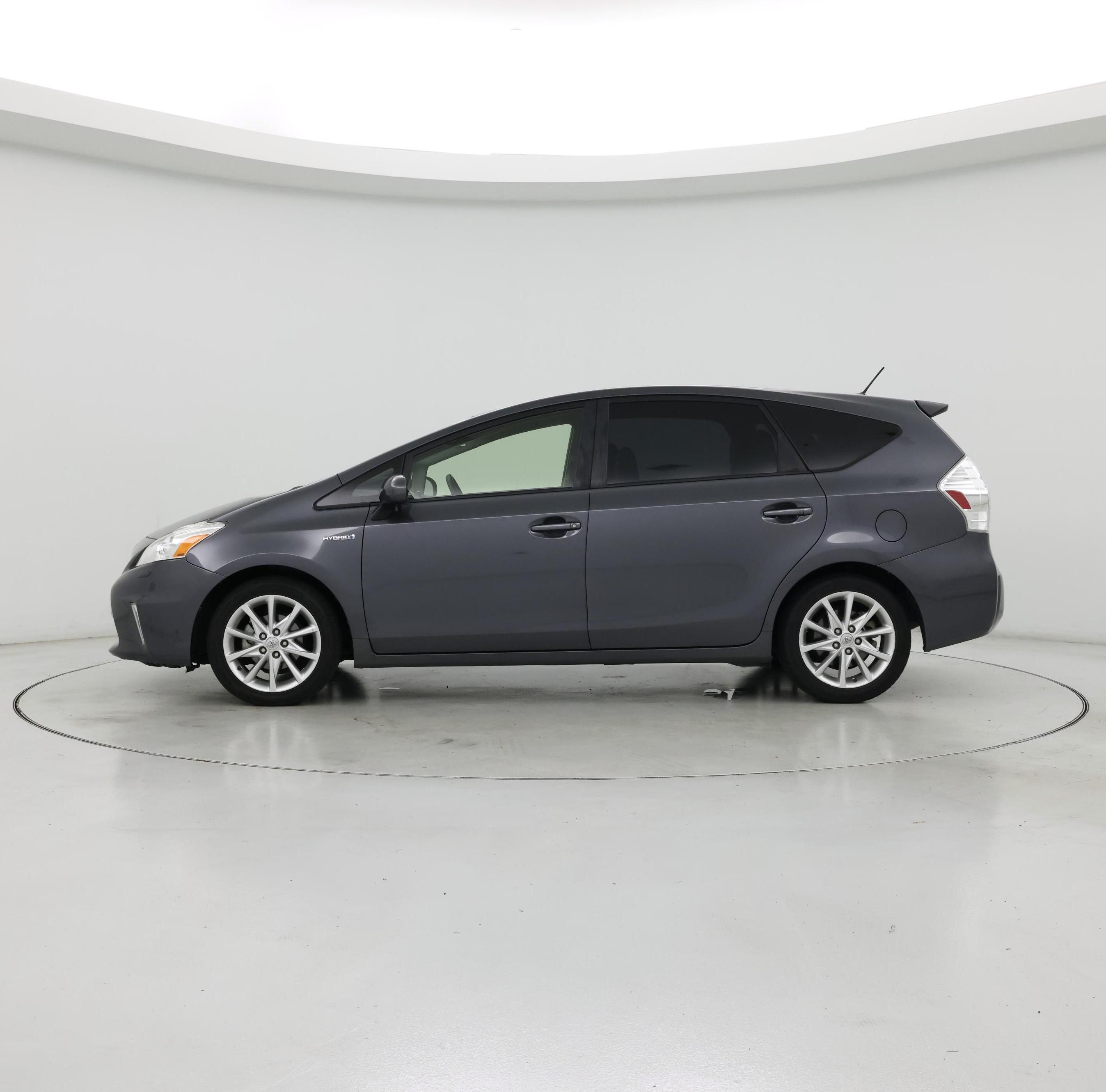 Thumbnail: 2014 Toyota Prius v - 3
