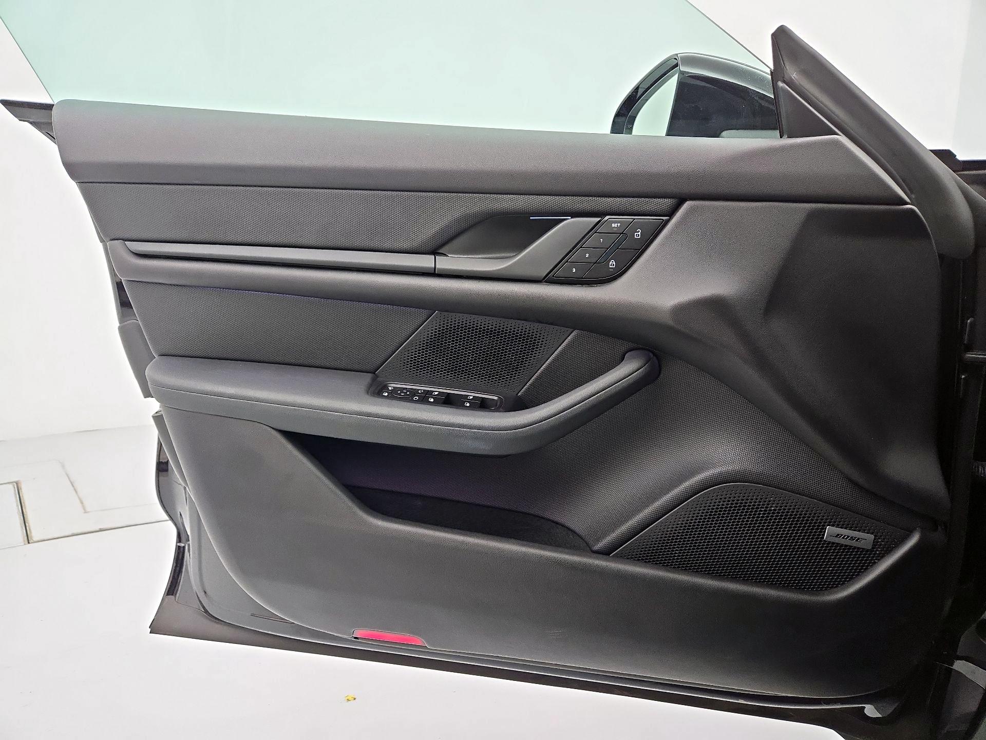 Thumbnail: 2022 Porsche Taycan - 12