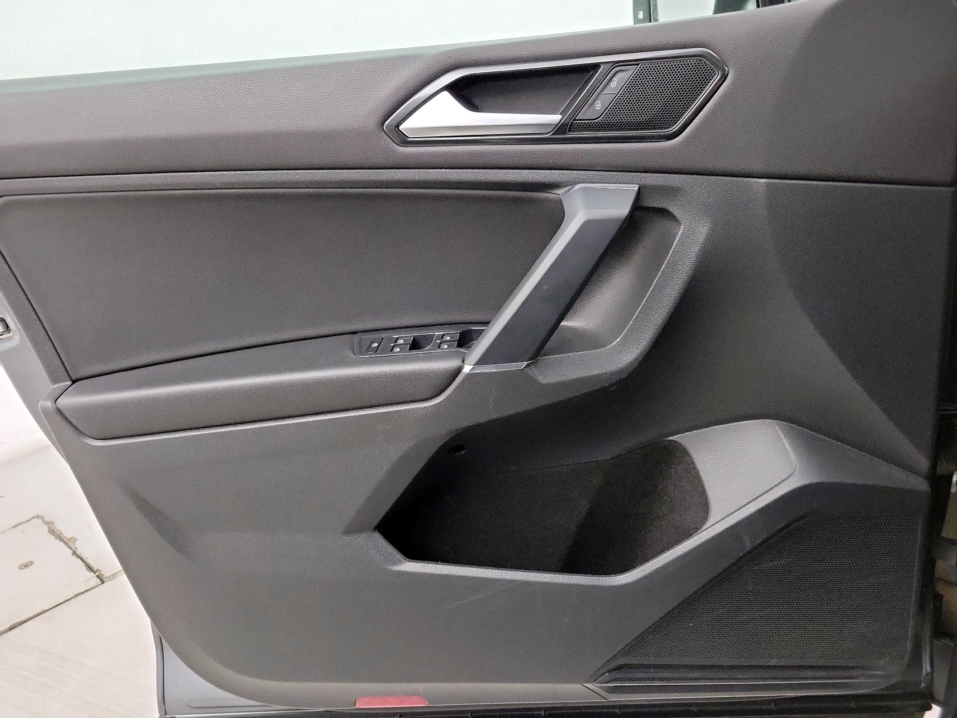 Thumbnail: 2018 Volkswagen Tiguan - 12