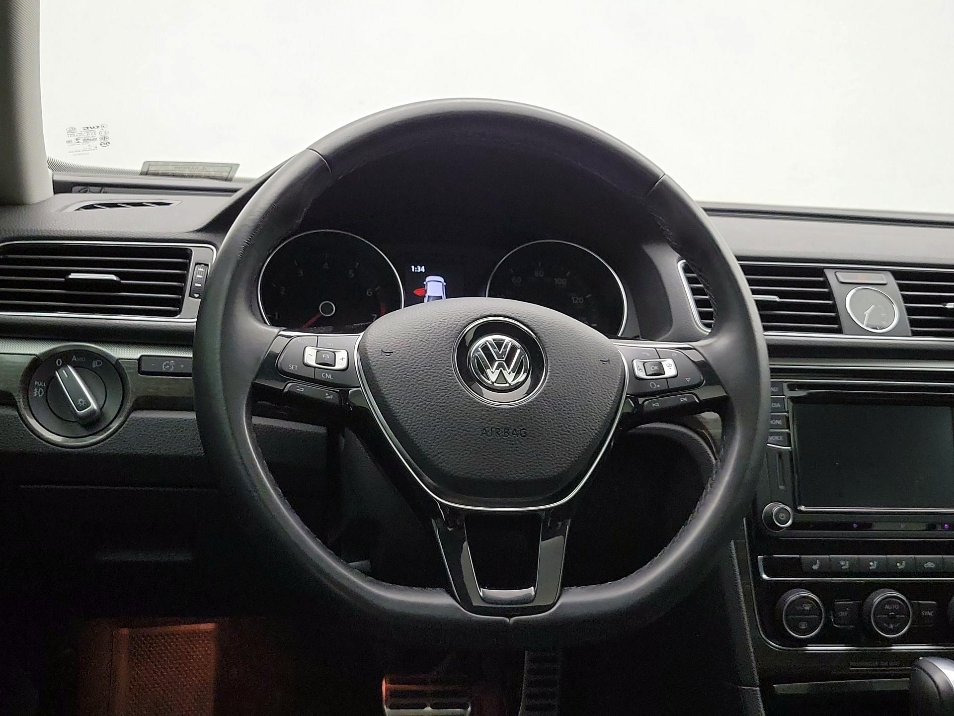 Thumbnail: 2016 Volkswagen Passat - 10
