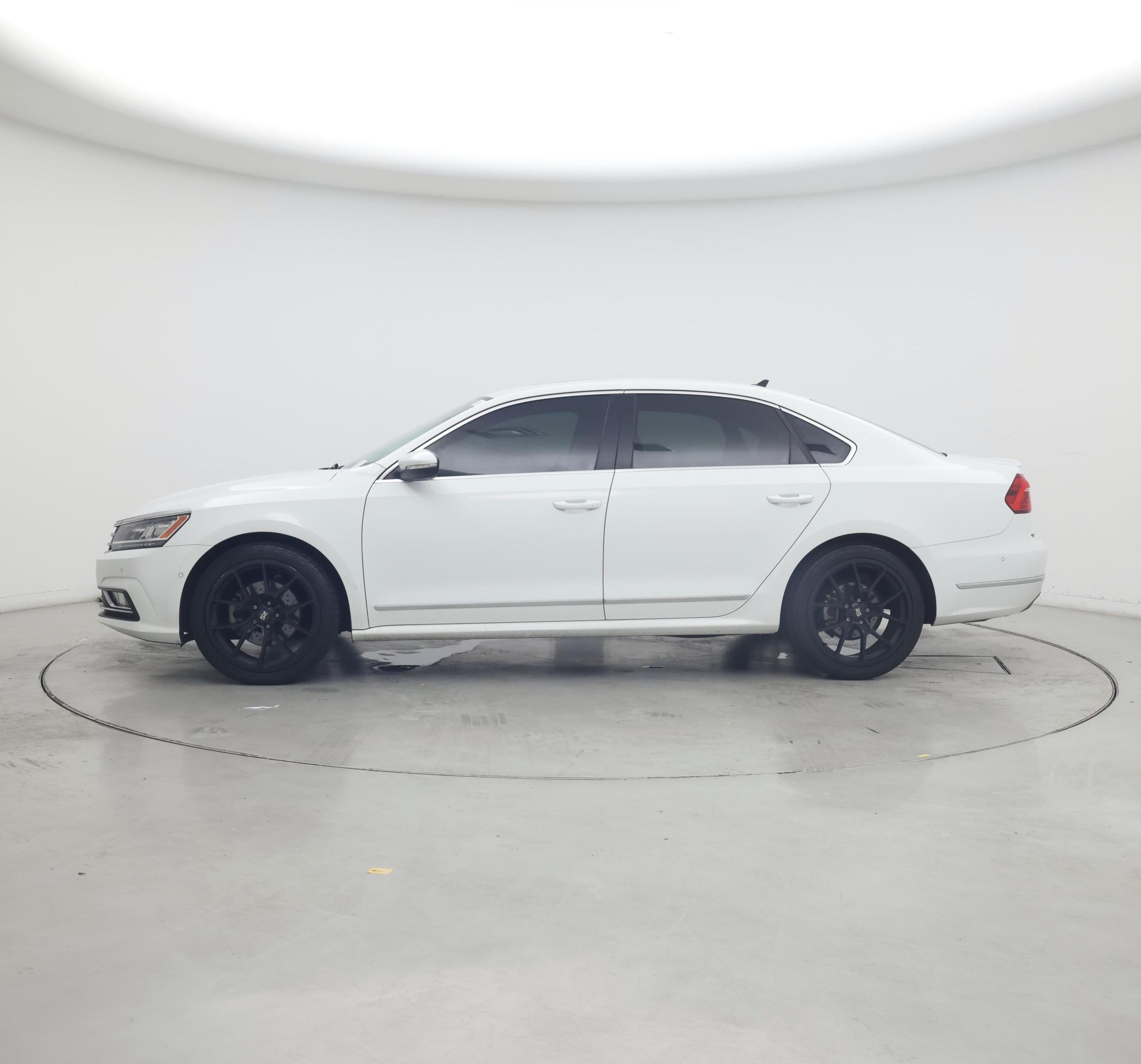 Thumbnail: 2016 Volkswagen Passat - 3