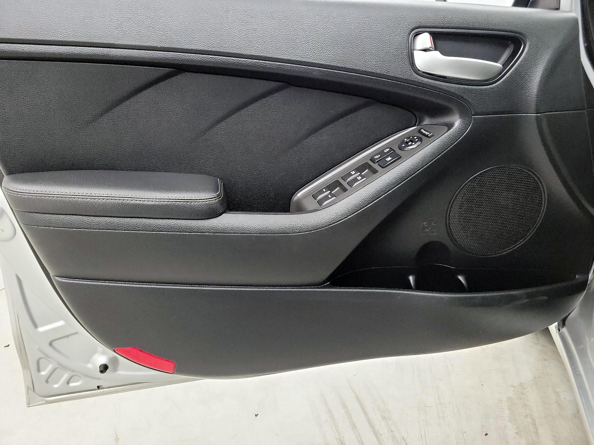 Thumbnail: 2017 Kia Forte - 12