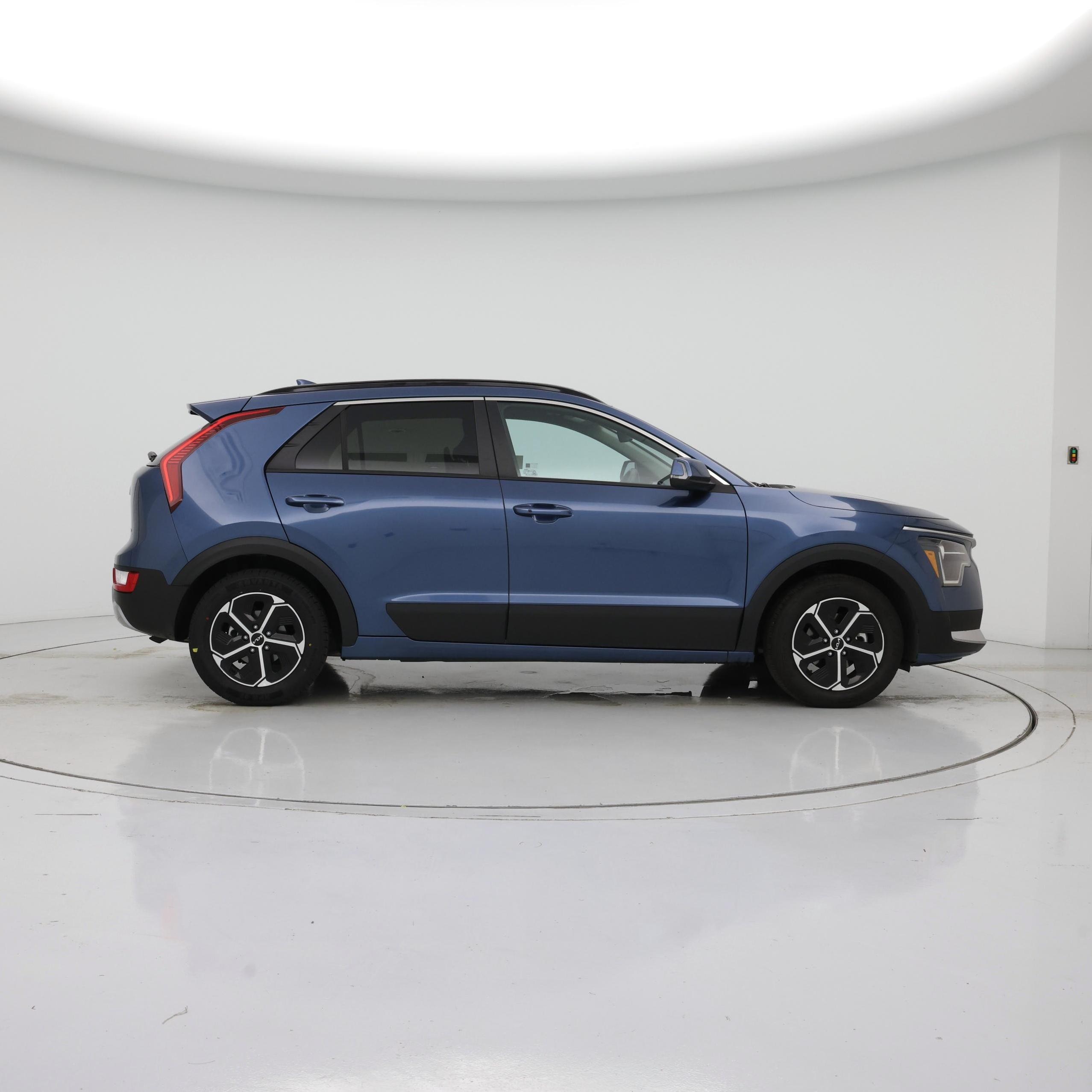 Thumbnail: 2023 Kia Niro - 7