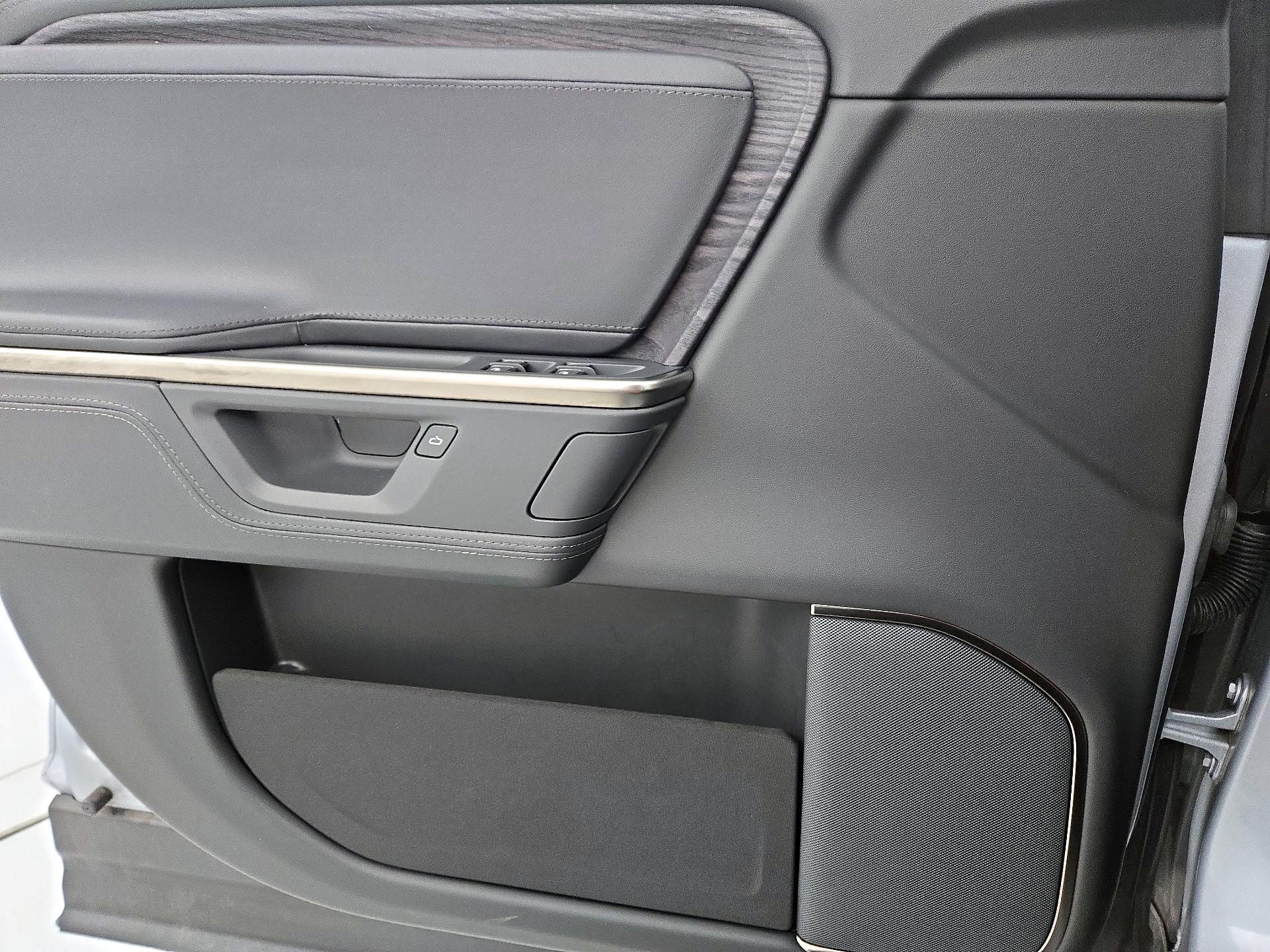 Thumbnail: 2025 Rivian R1S - 12