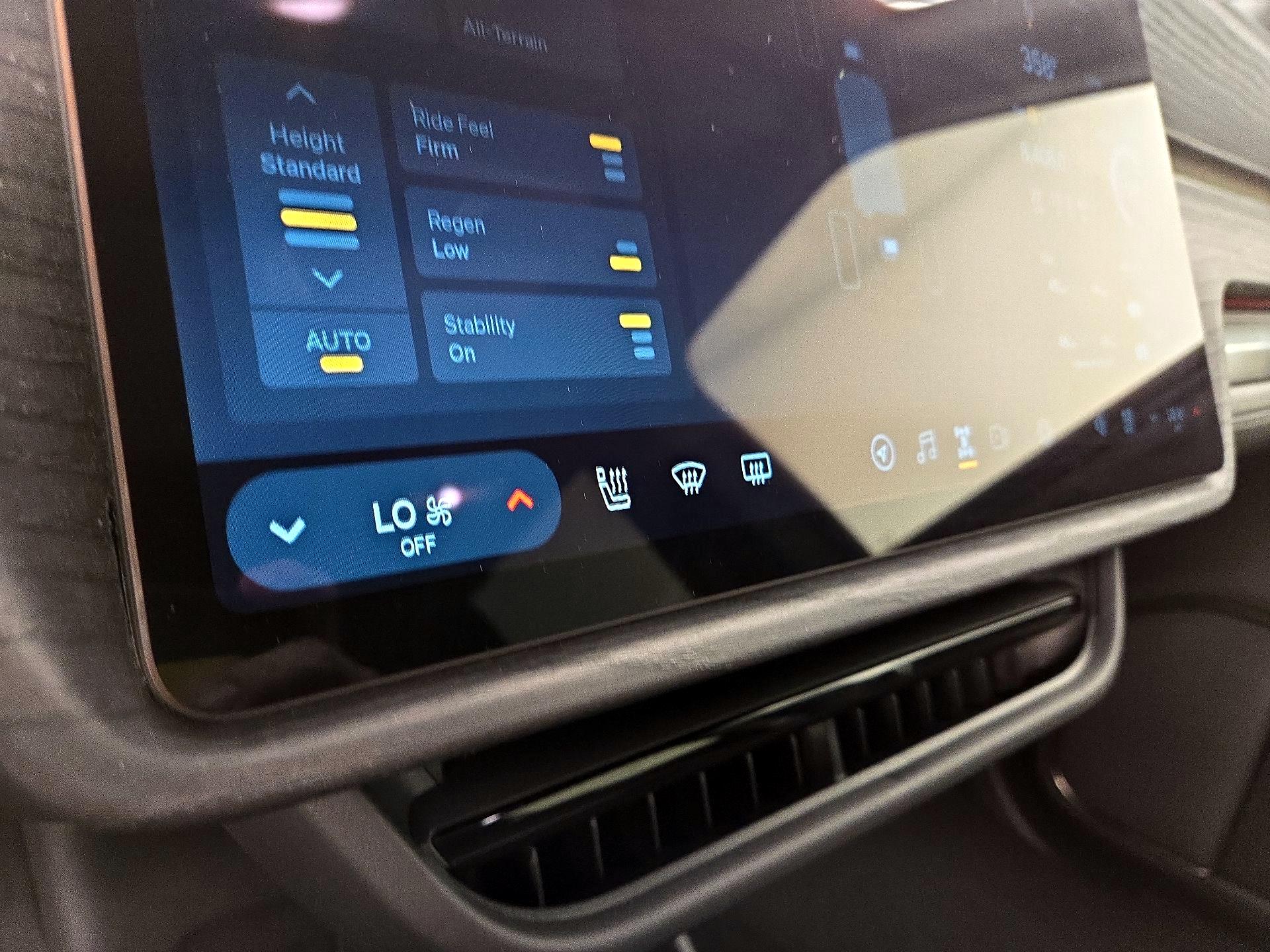 Thumbnail: 2025 Rivian R1S - 16