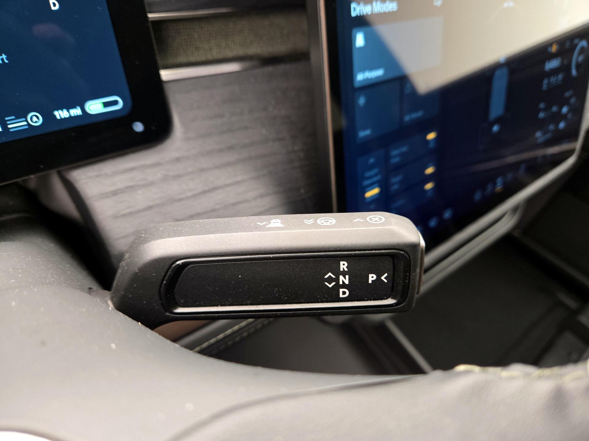 Thumbnail: 2025 Rivian R1S - 17