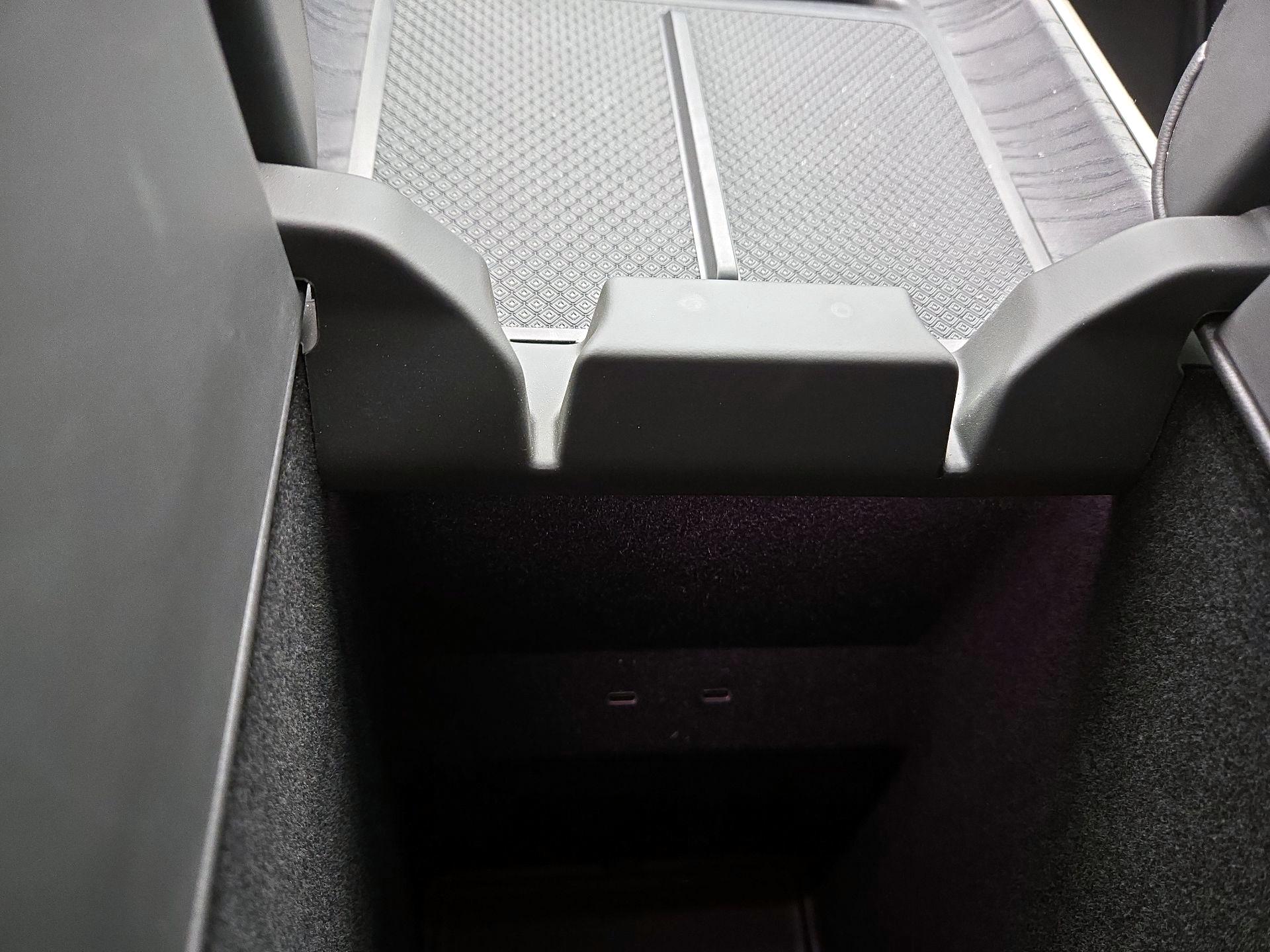 Thumbnail: 2025 Rivian R1S - 18