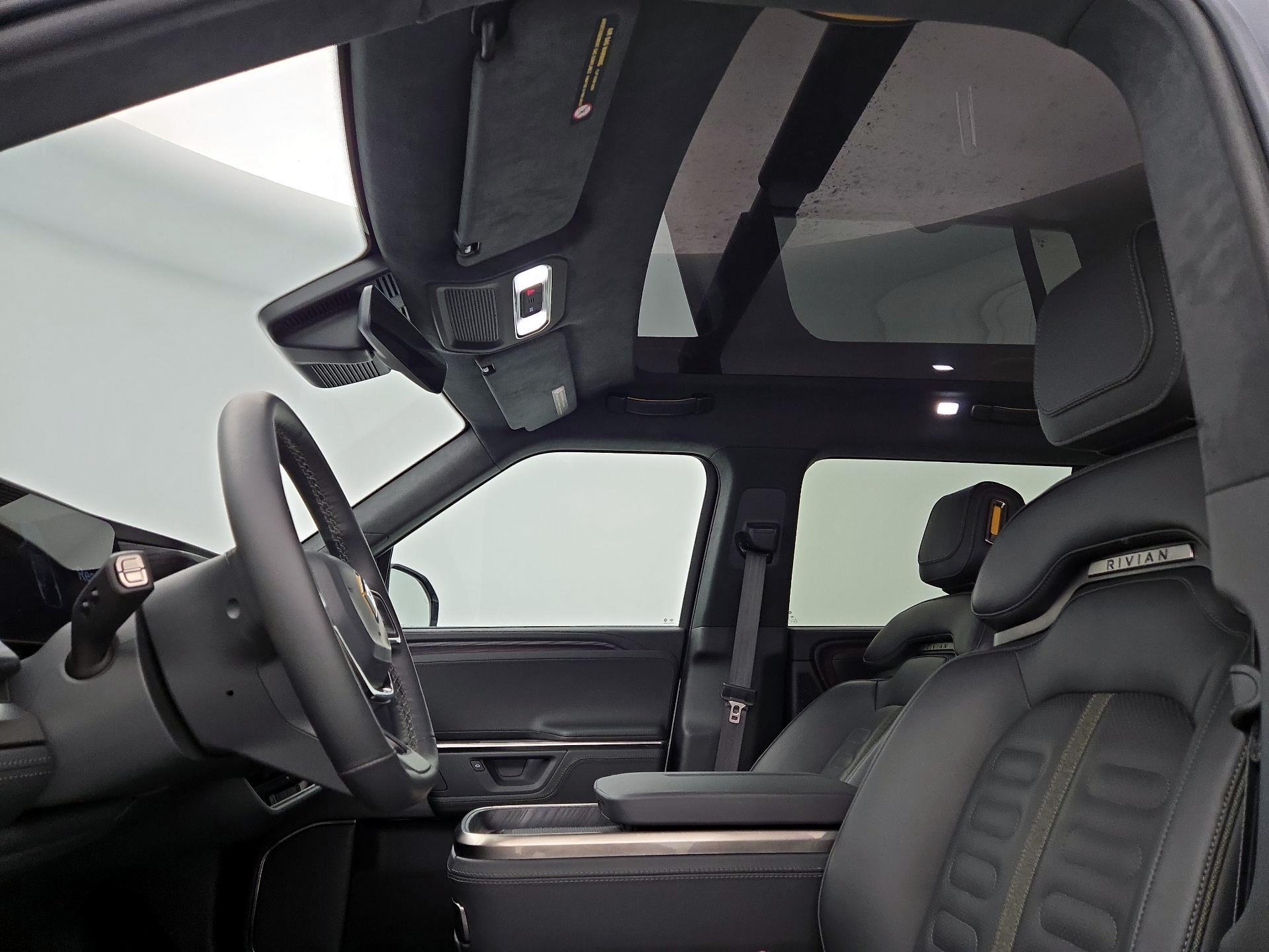 Thumbnail: 2025 Rivian R1S - 19