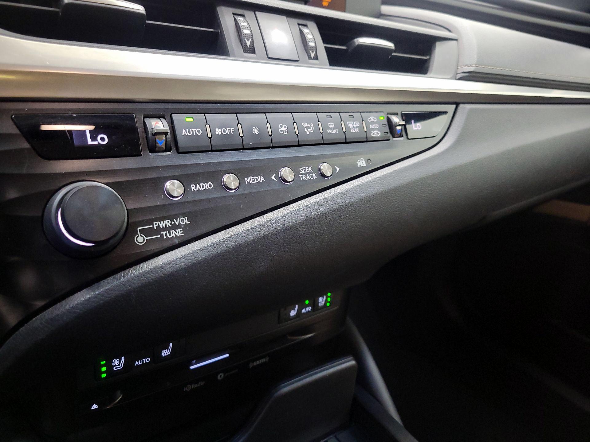 Thumbnail: 2019 Lexus ES - 16